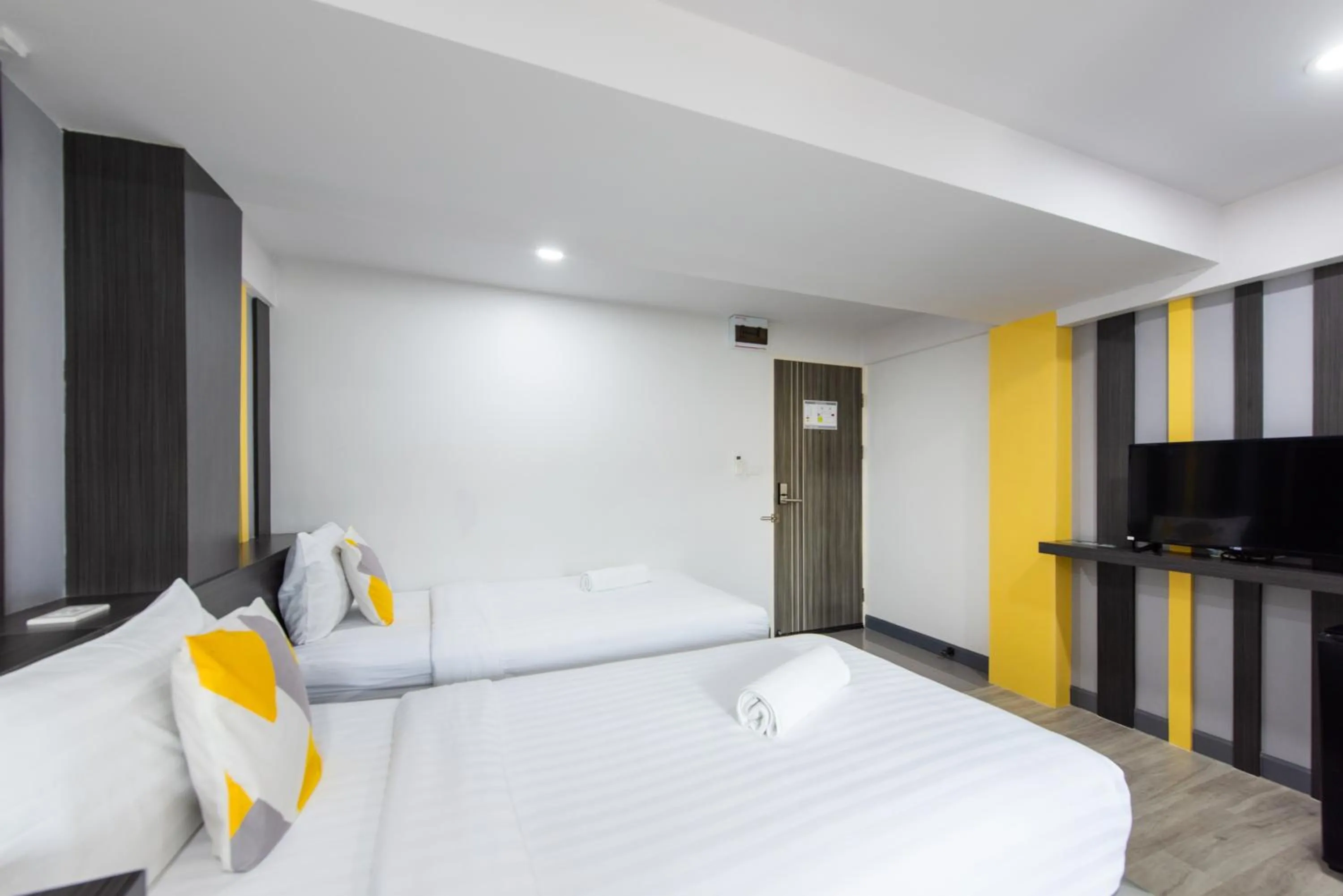 Photo of the whole room, Bed in Riski Residence Bangbuathong