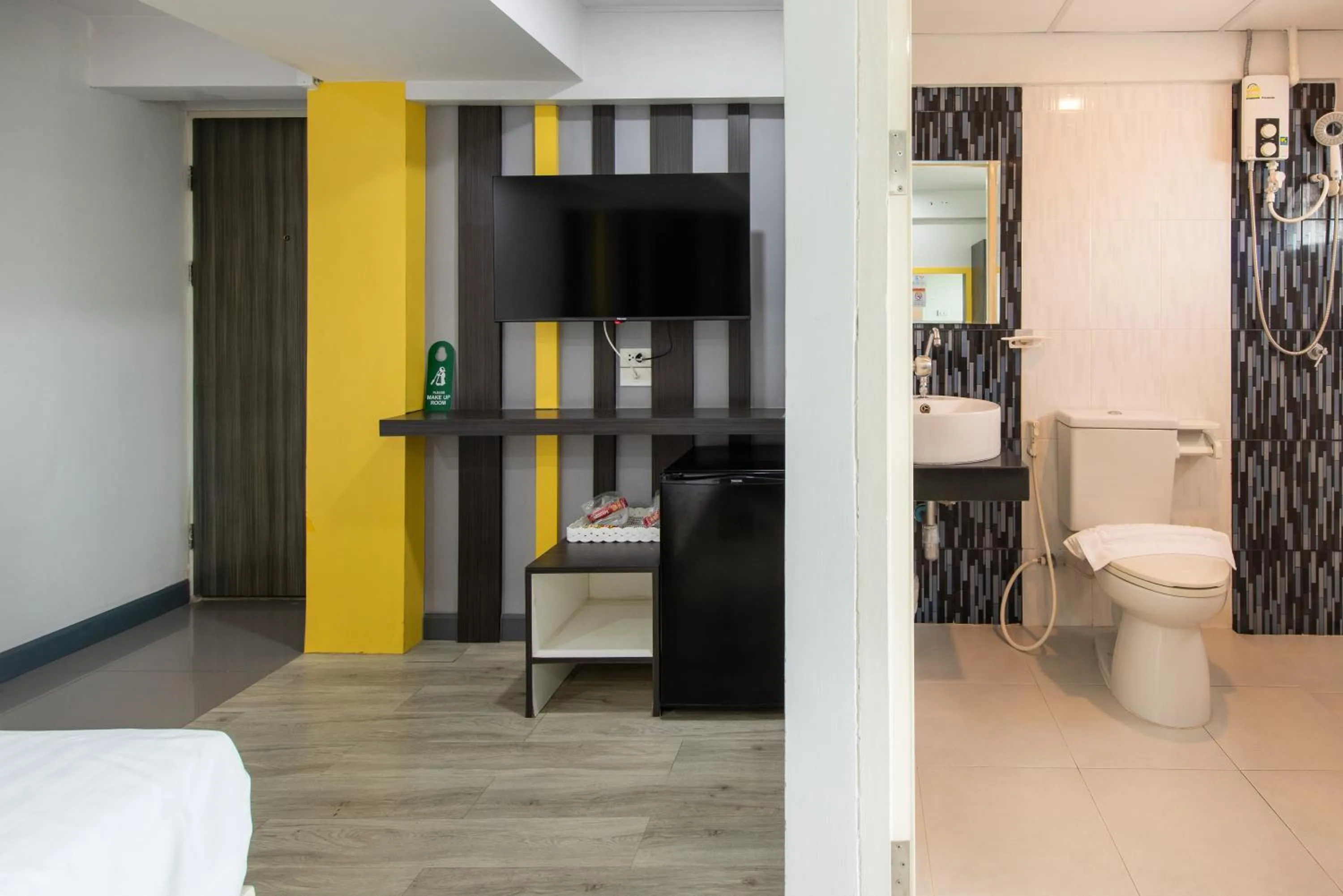 TV and multimedia, Bed in Riski Residence Bangbuathong