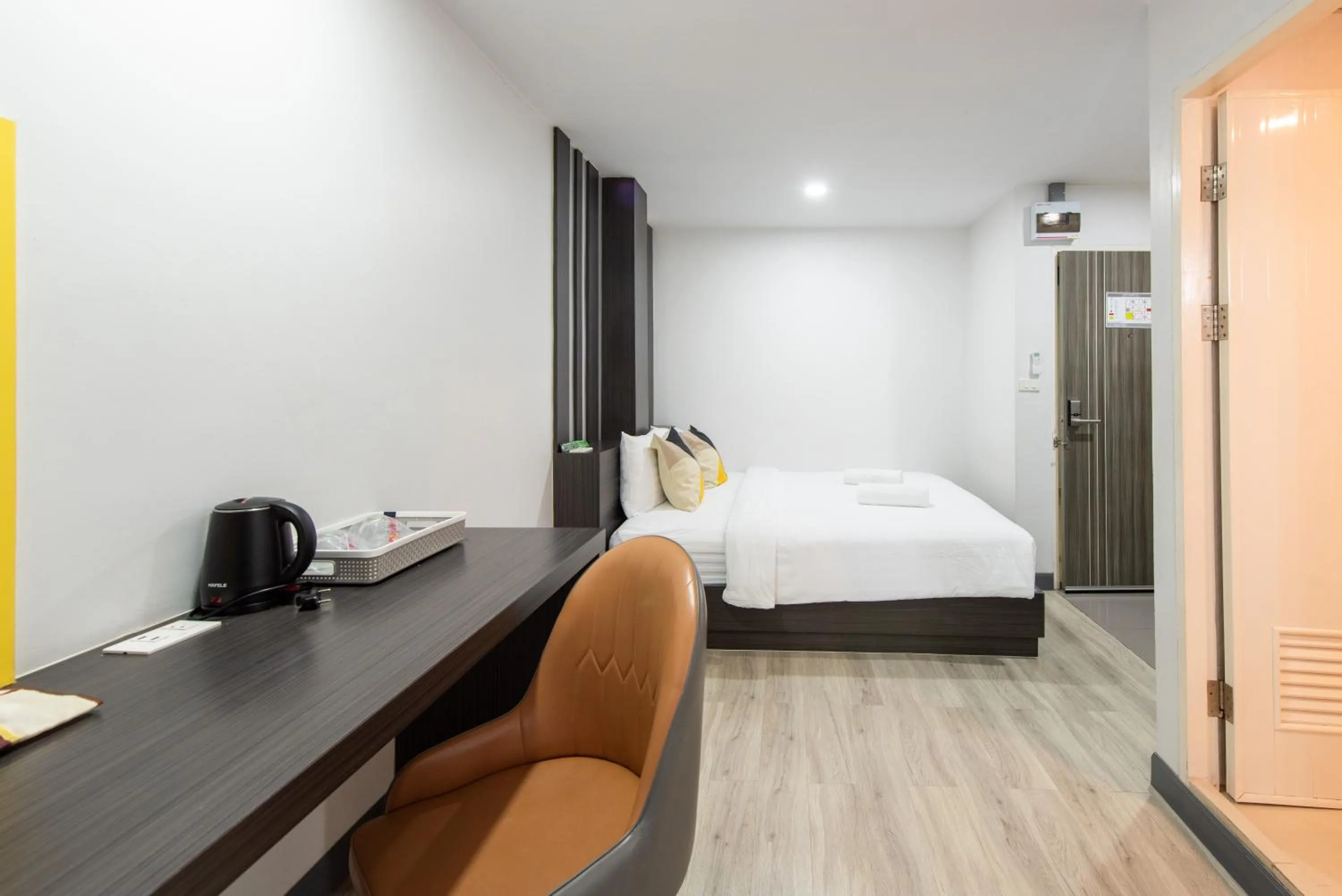 Photo of the whole room, Bed in Riski Residence Bangbuathong