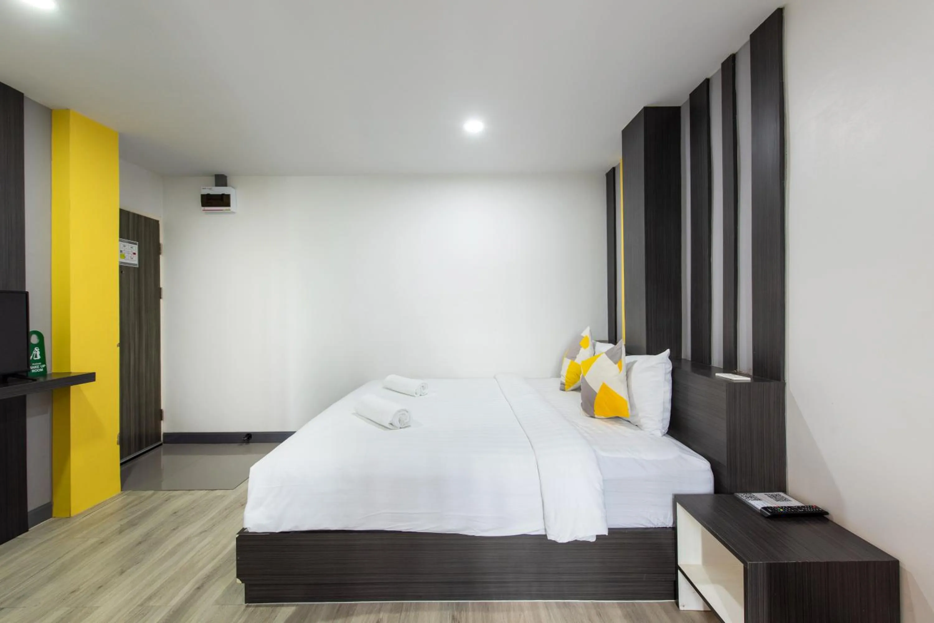 Photo of the whole room, Bed in Riski Residence Bangbuathong