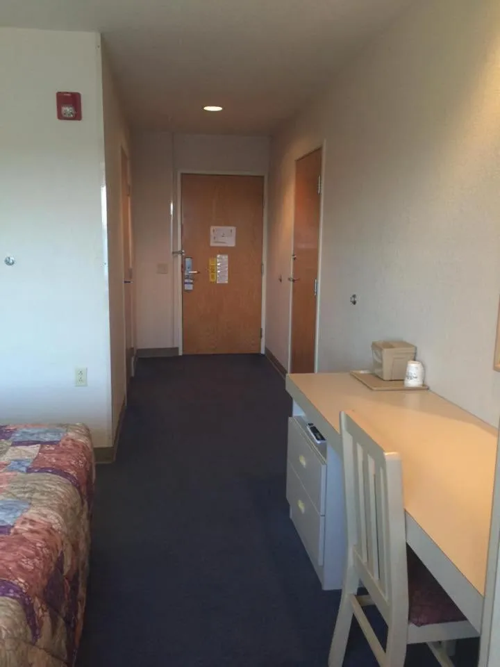 Bedroom, Bed in Microtel Inn by Wyndham Champaign