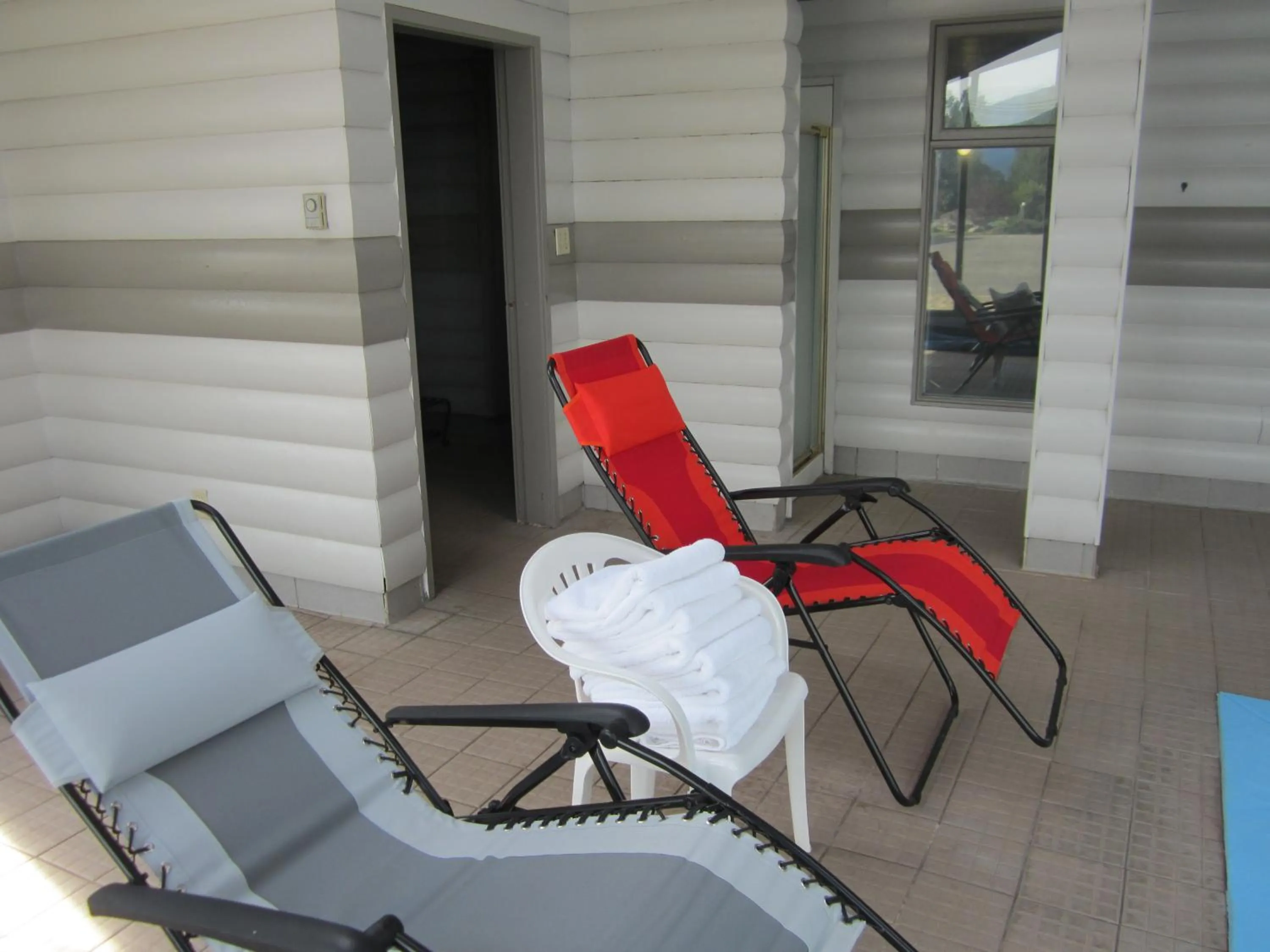 Hot Tub in Alpine Inn