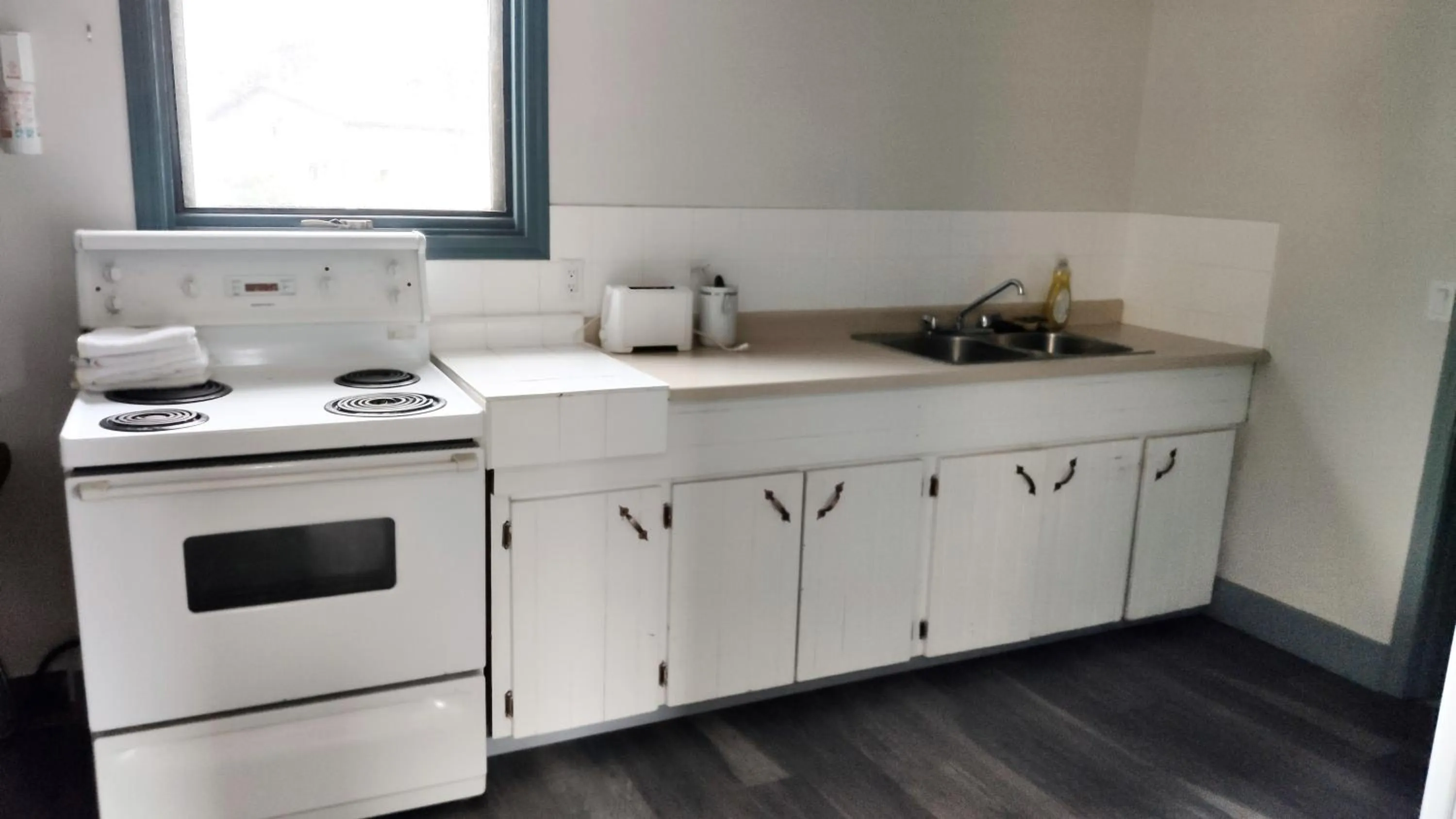 Kitchen or kitchenette in Alpine Inn