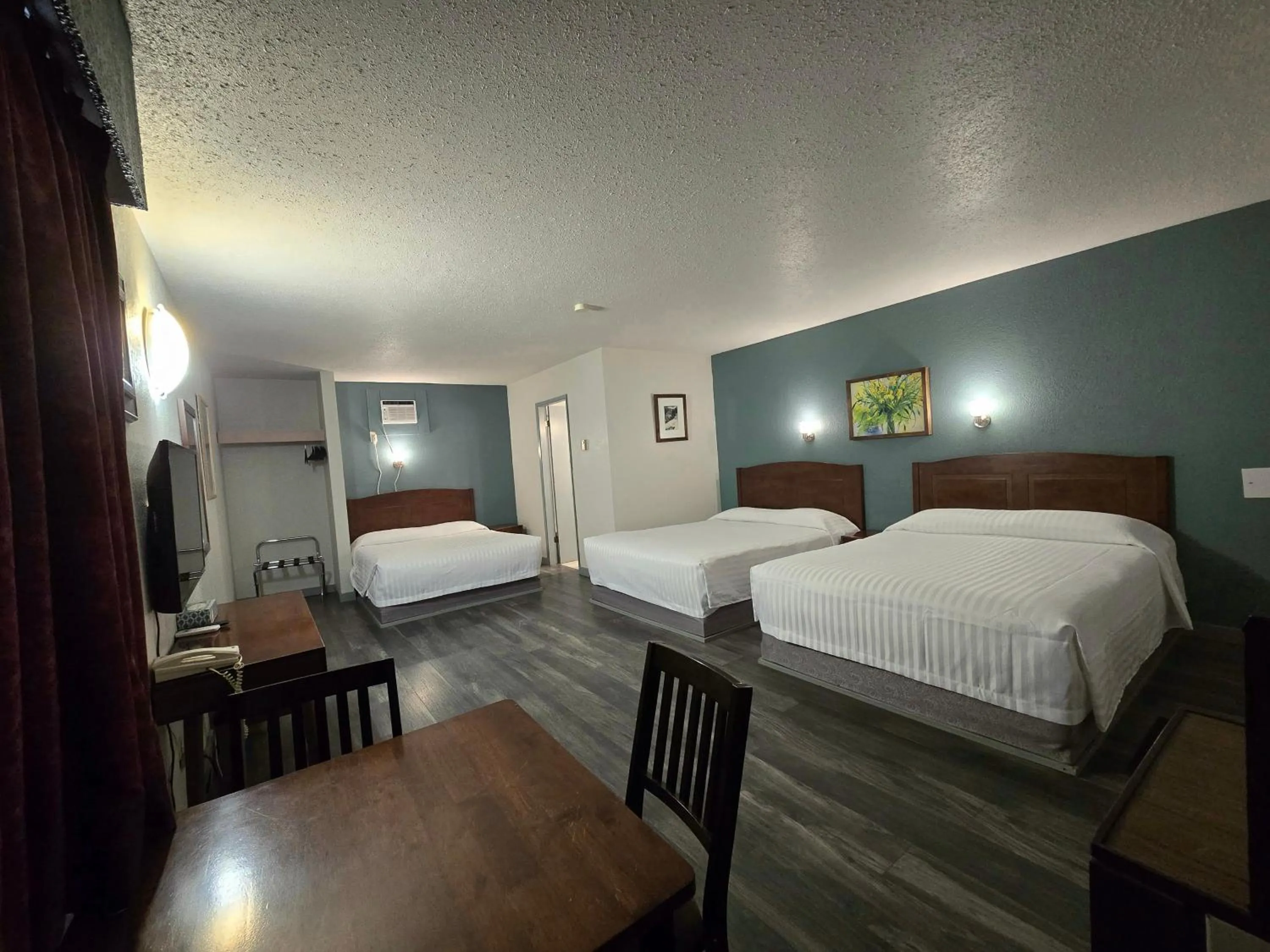 Bedroom, Bed in Alpine Inn