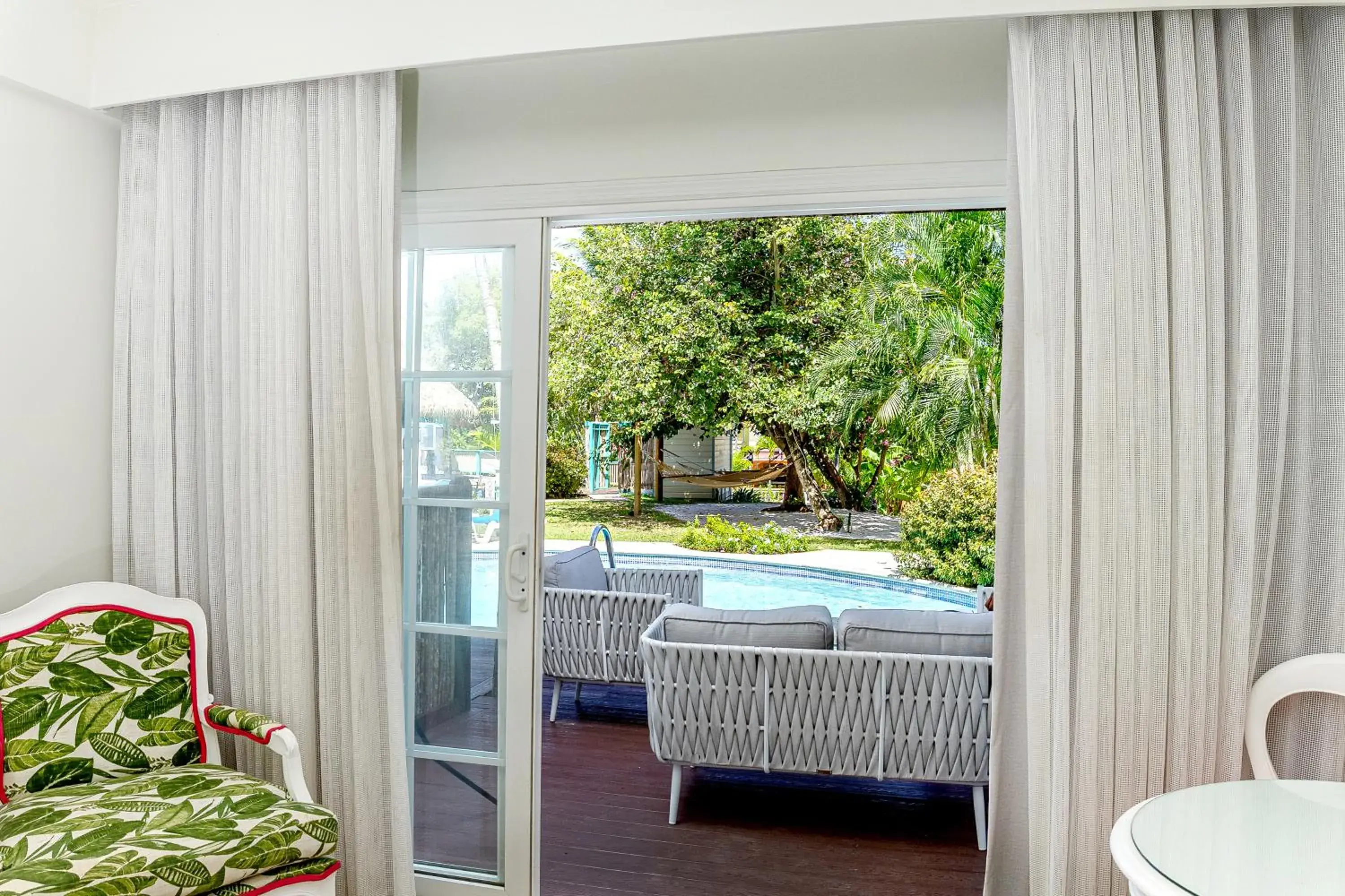 Luxe Swim Up Room in Coco Palm Luxe Swim Up Room in Coco Palm