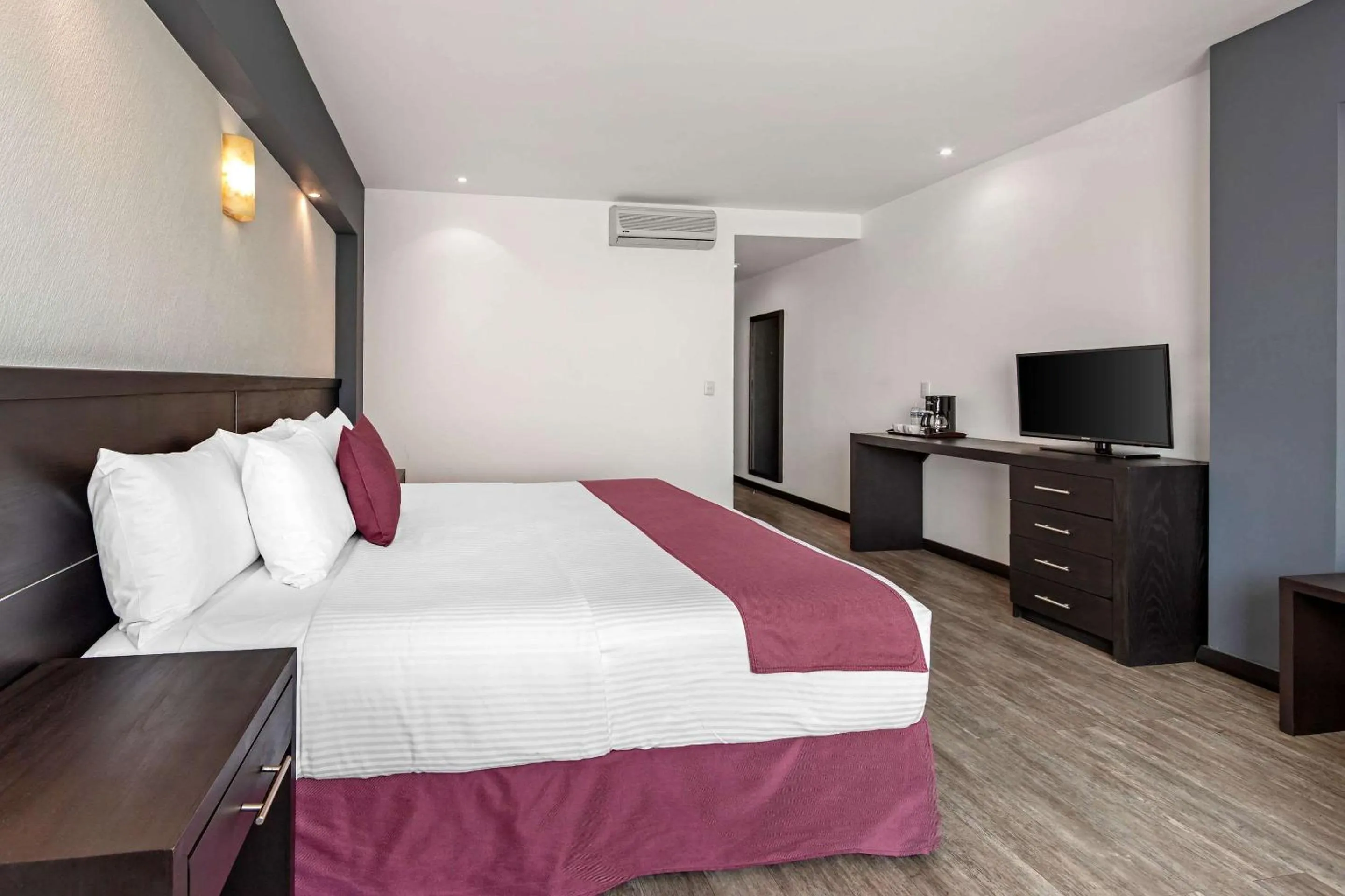 Photo of the whole room in Comfort Inn Morelia