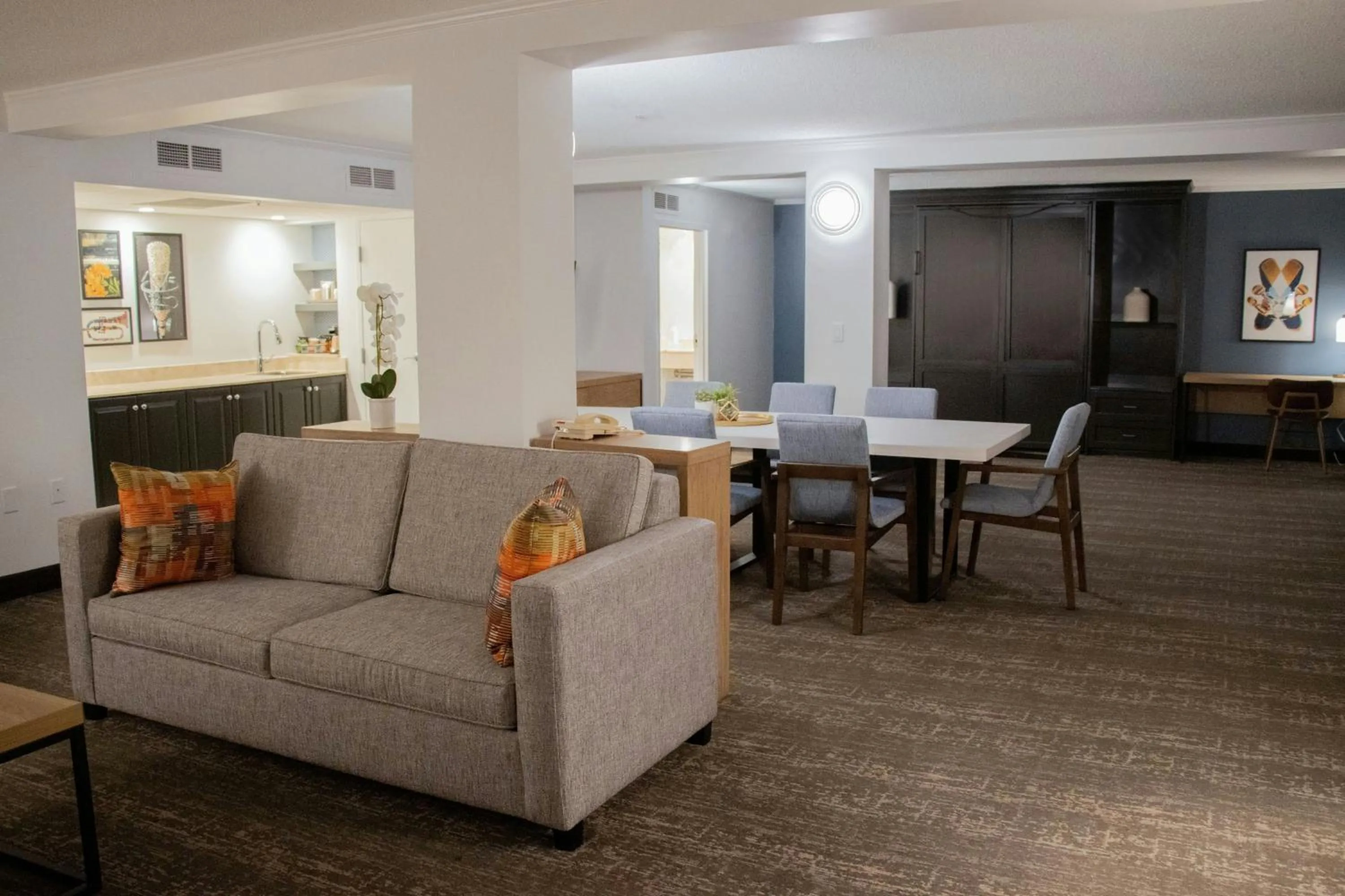 Photo of the whole room in The Inn at Opryland, A Gaylord Hotel