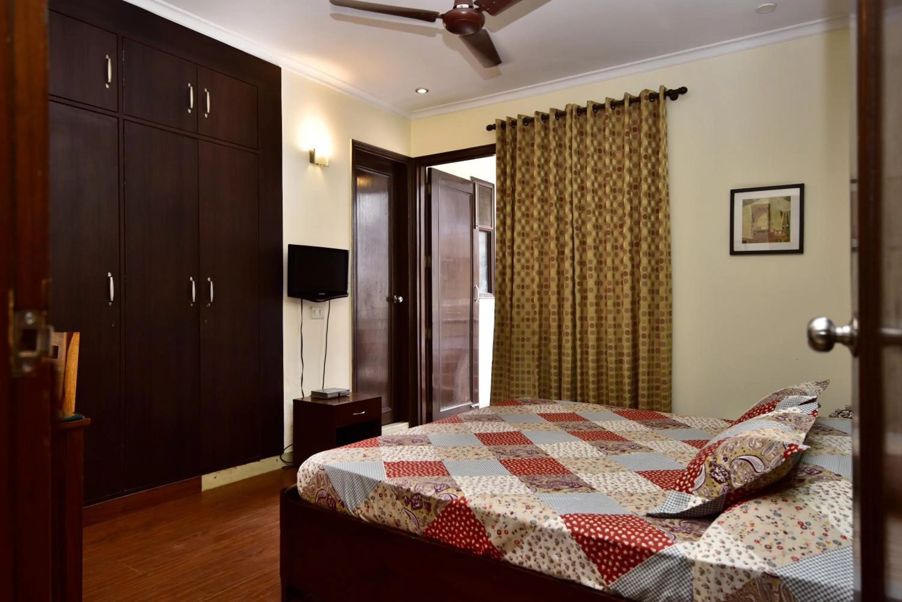 Communal lounge/ TV room, Bed in 2BHK Comfortable Furnished Serviced Apartments in Hauz Khas - Woodpecker Apartments