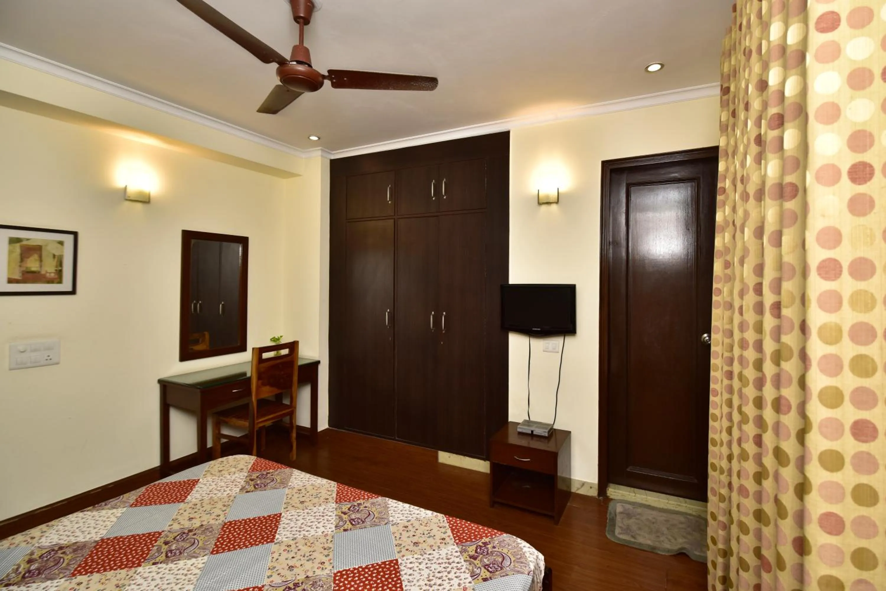 TV and multimedia, Bed in 2BHK Comfortable Furnished Serviced Apartments in Hauz Khas - Woodpecker Apartments