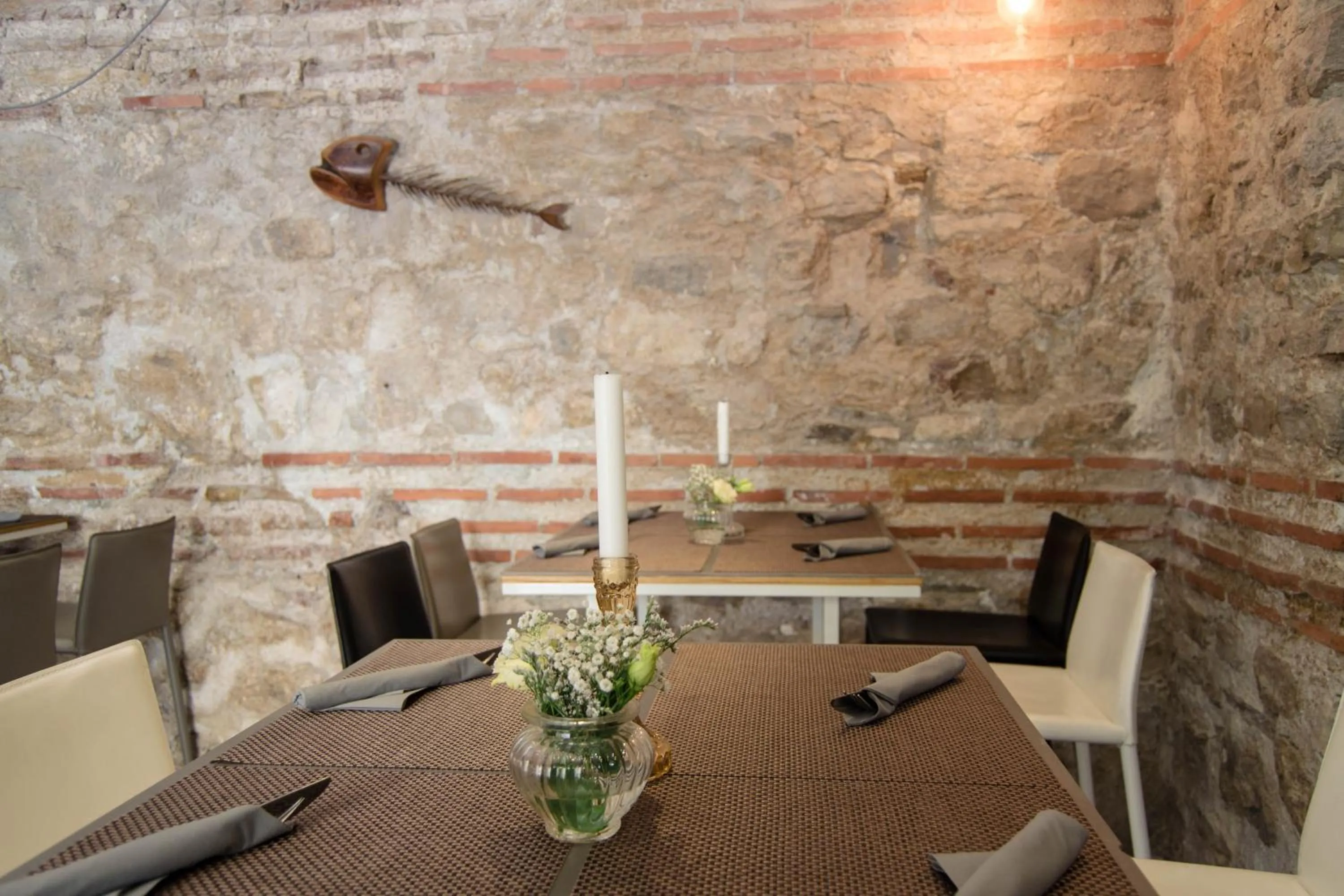Restaurant/places to eat in Heritage Hotel Cardo