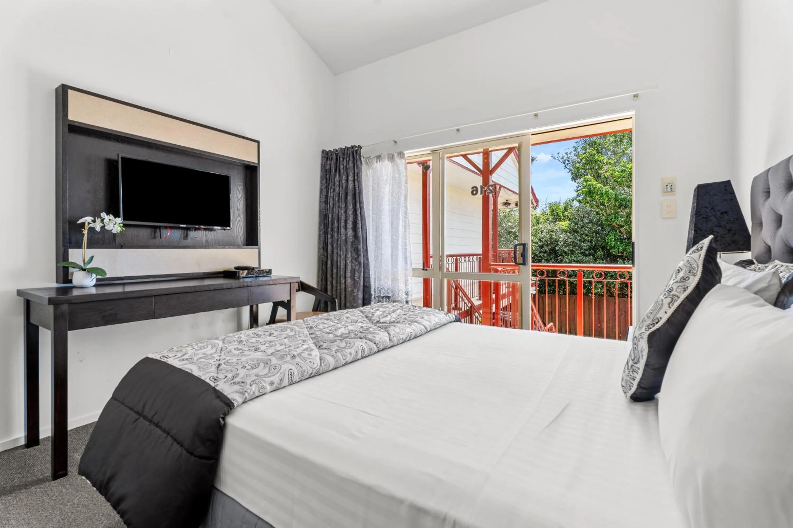 Bed in Avondale Motor Inn