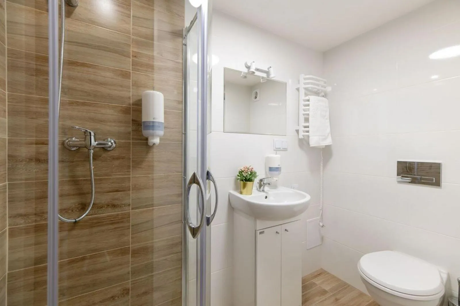 Bathroom in DIETLA 99 APARTMENTS - IDEAL LOCATION - in the heart of Krakow