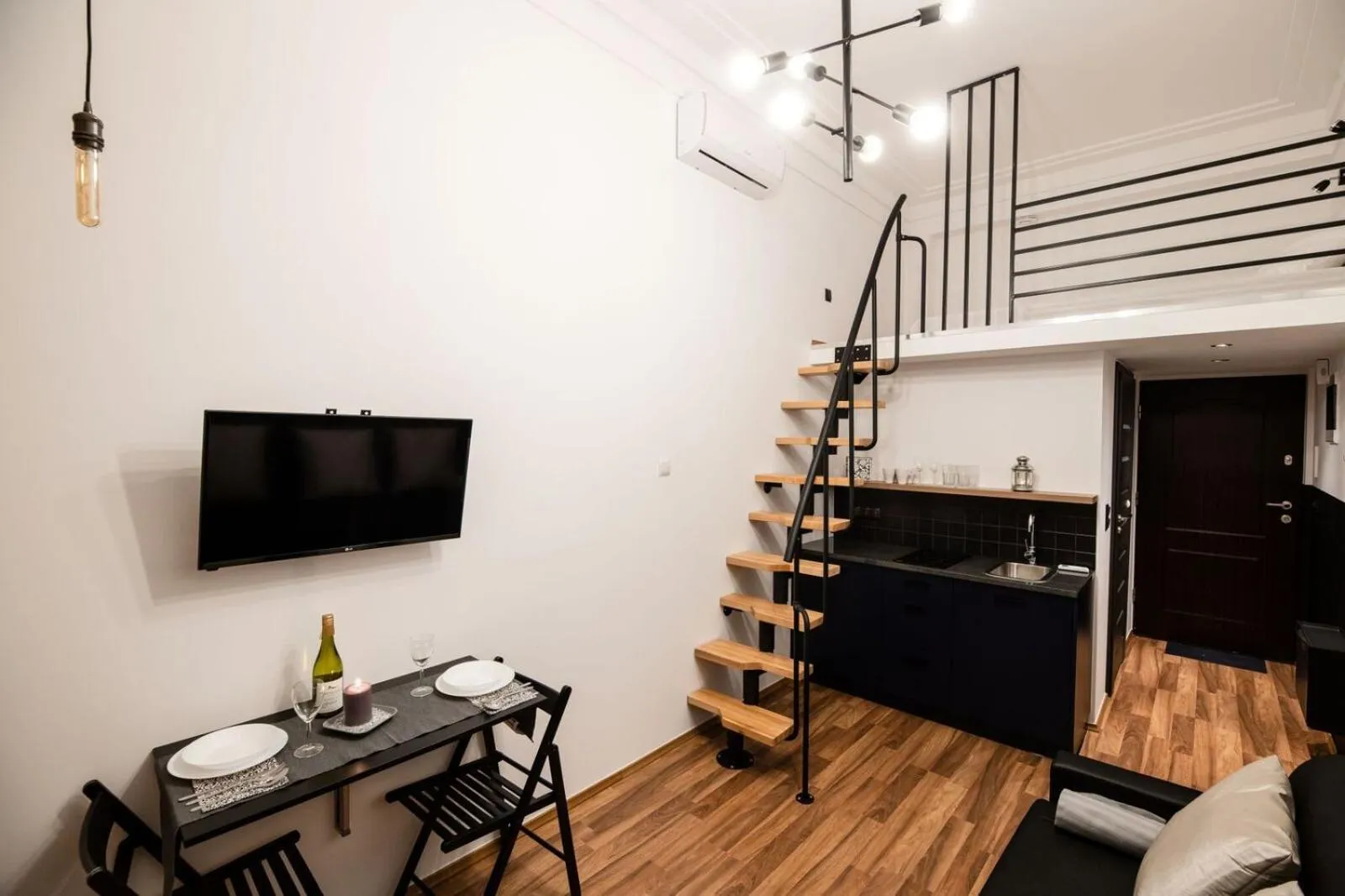 Seating area in DIETLA 99 APARTMENTS - IDEAL LOCATION - in the heart of Krakow
