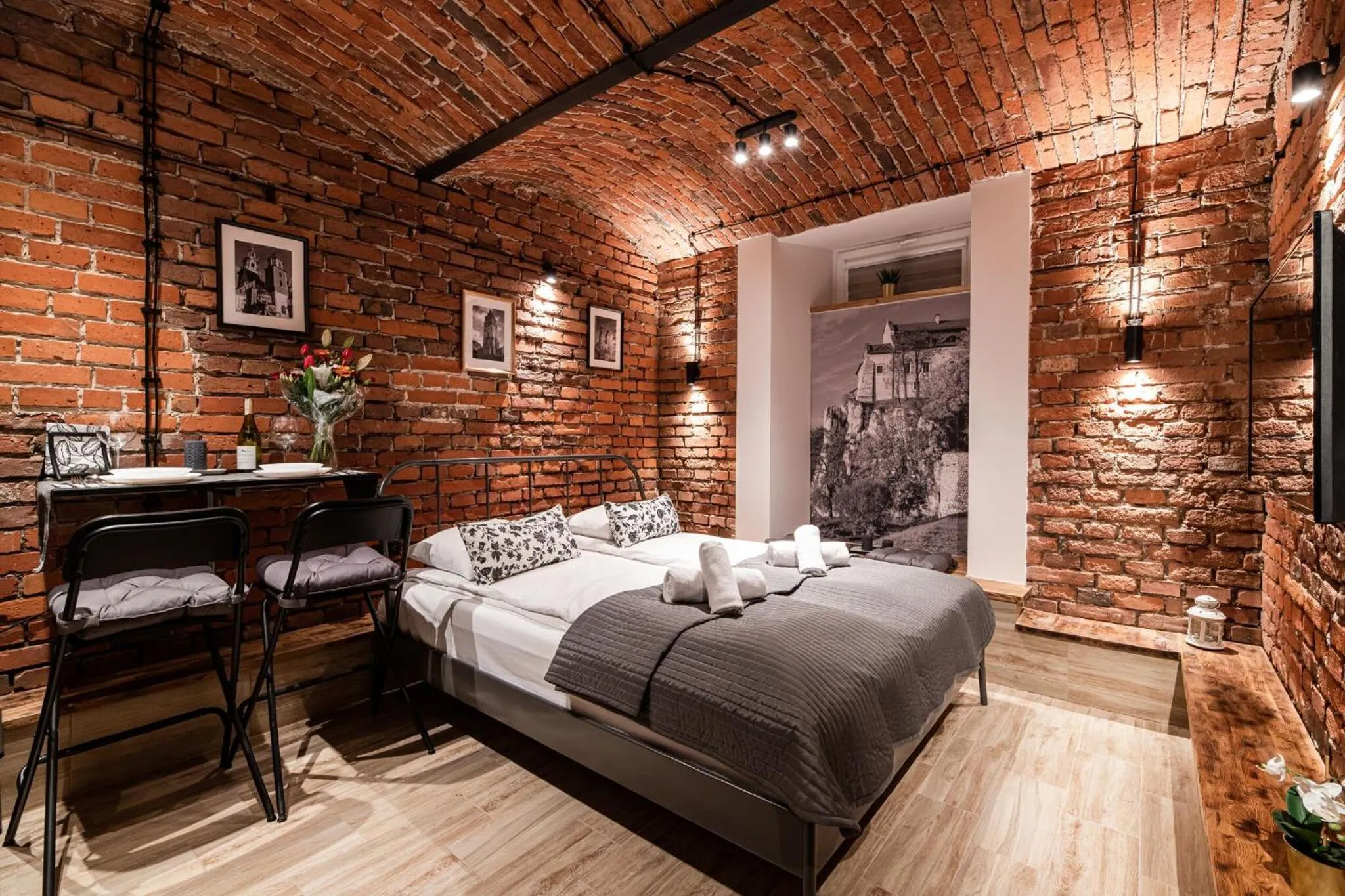 Photo of the whole room, Bed in DIETLA 99 APARTMENTS - IDEAL LOCATION - in the heart of Krakow