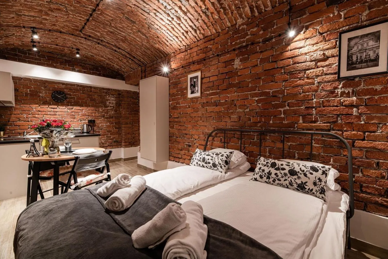 Photo of the whole room, Bed in DIETLA 99 APARTMENTS - IDEAL LOCATION - in the heart of Krakow