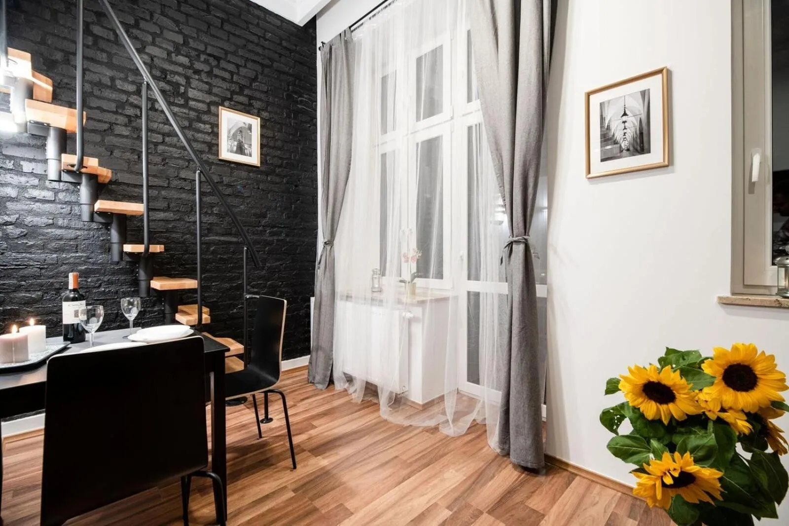 Dining area in DIETLA 99 APARTMENTS - IDEAL LOCATION - in the heart of Krakow