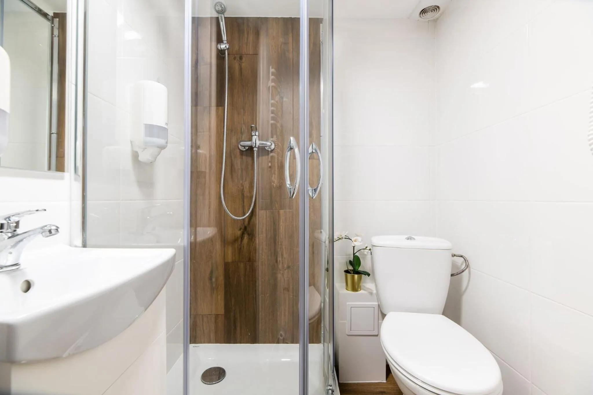 Bathroom in DIETLA 99 APARTMENTS - IDEAL LOCATION - in the heart of Krakow