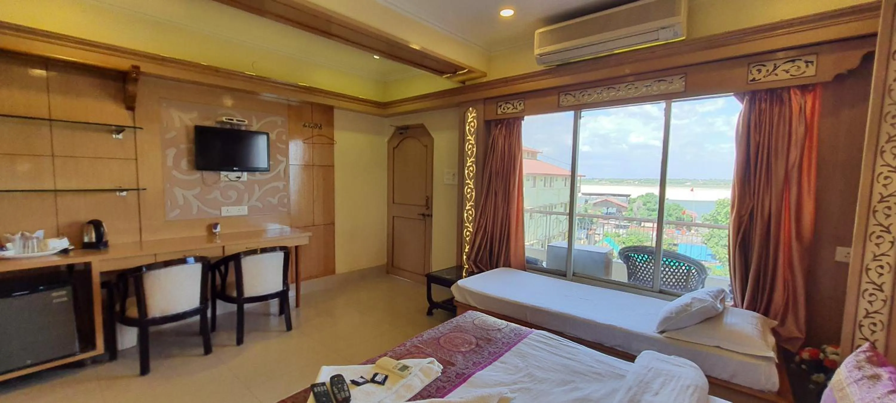 Photo of the whole room, Bed in Hotel Temple On Ganges