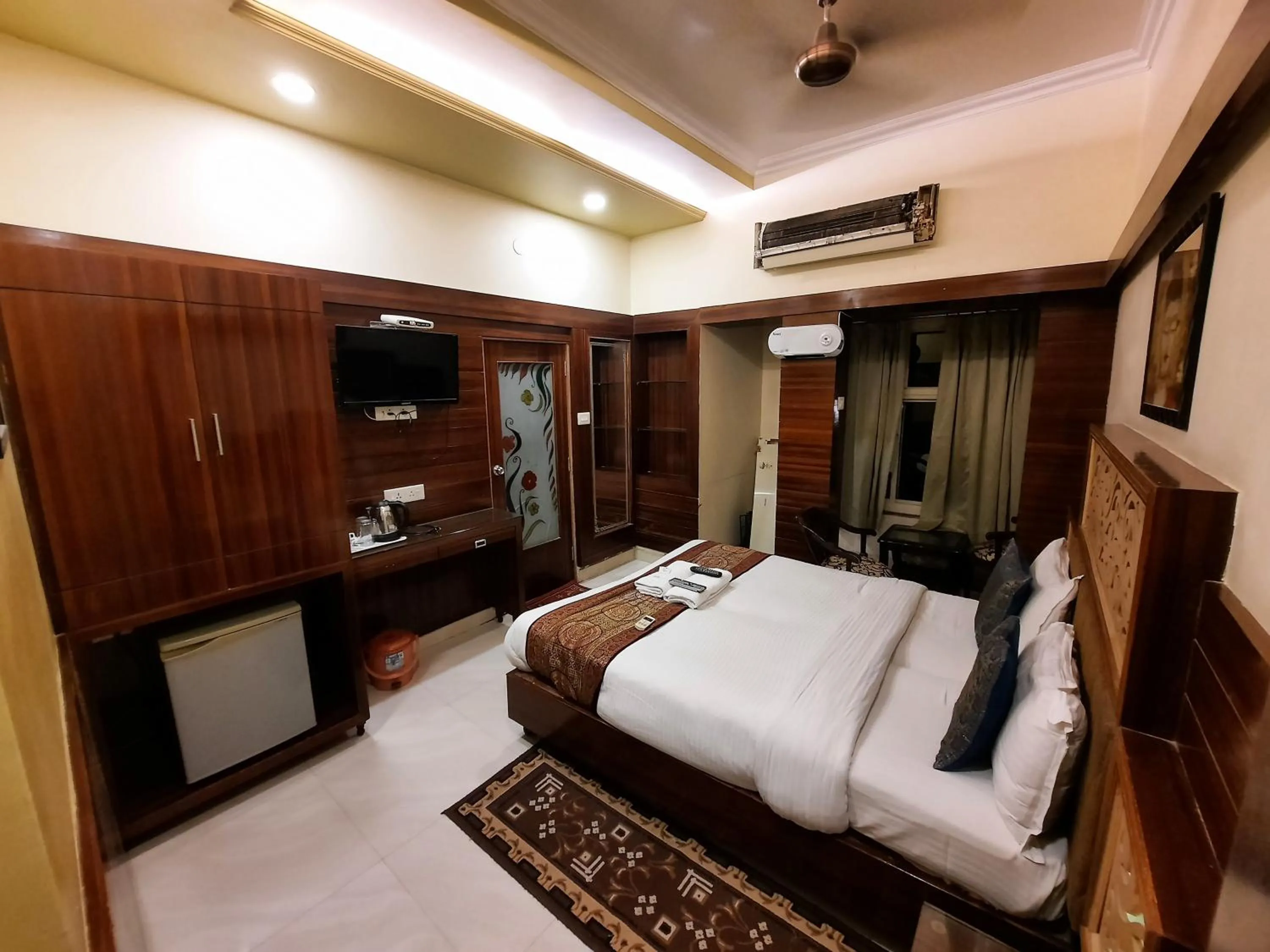 Photo of the whole room, Bed in Hotel Temple On Ganges