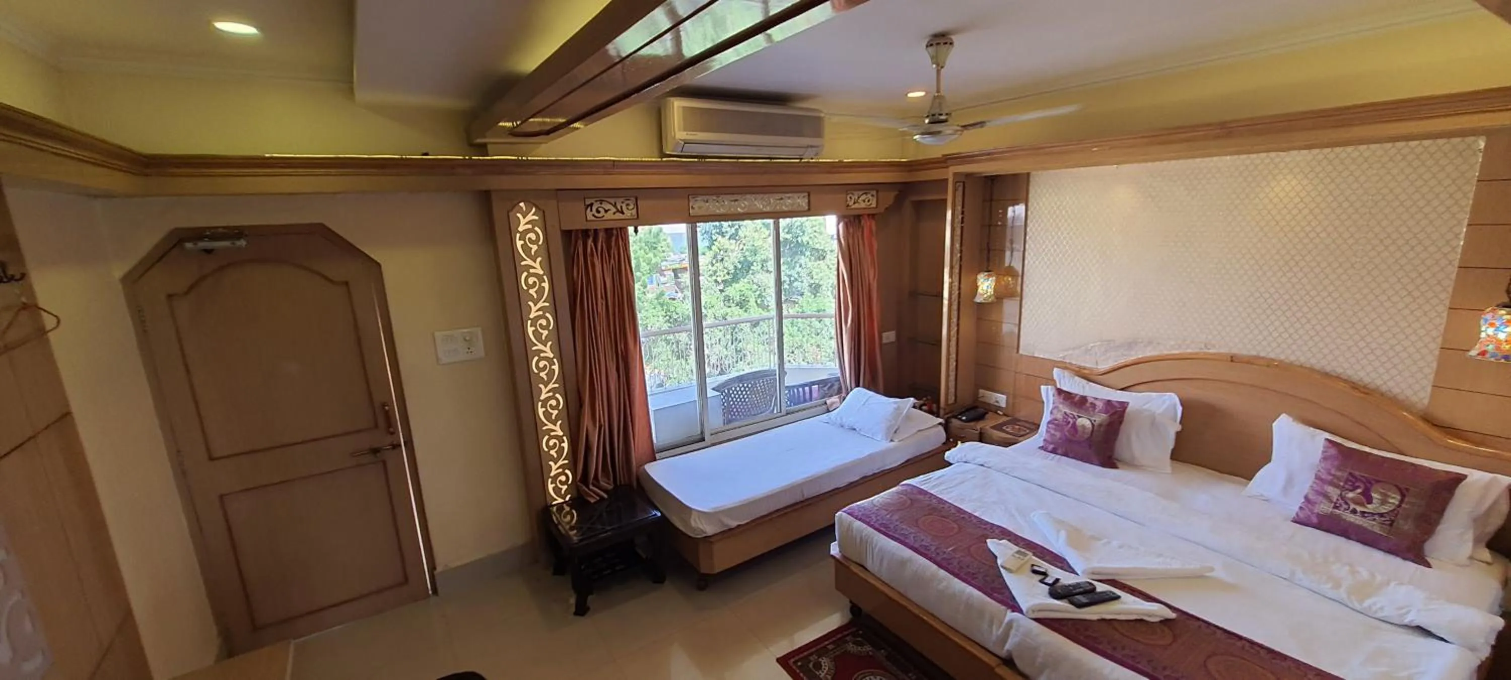 Photo of the whole room, Bed in Hotel Temple On Ganges