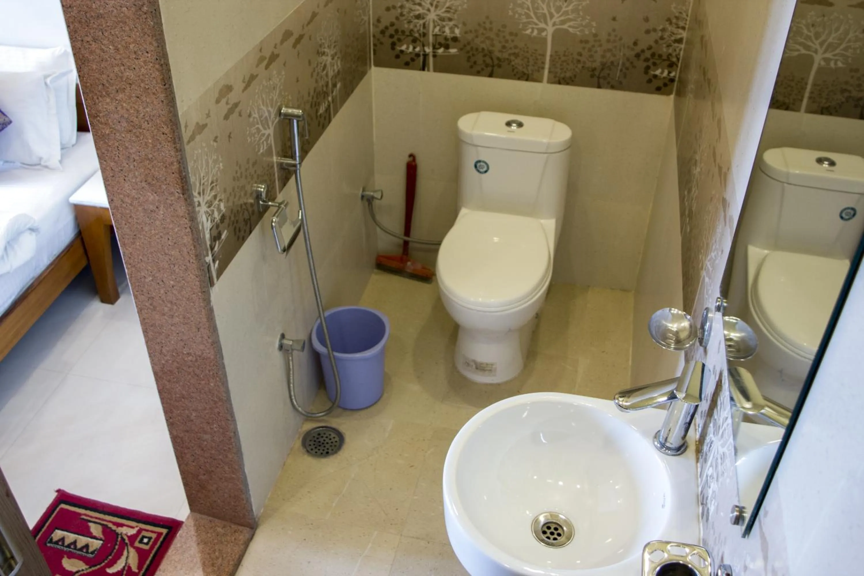 Toilet in Hotel Temple On Ganges