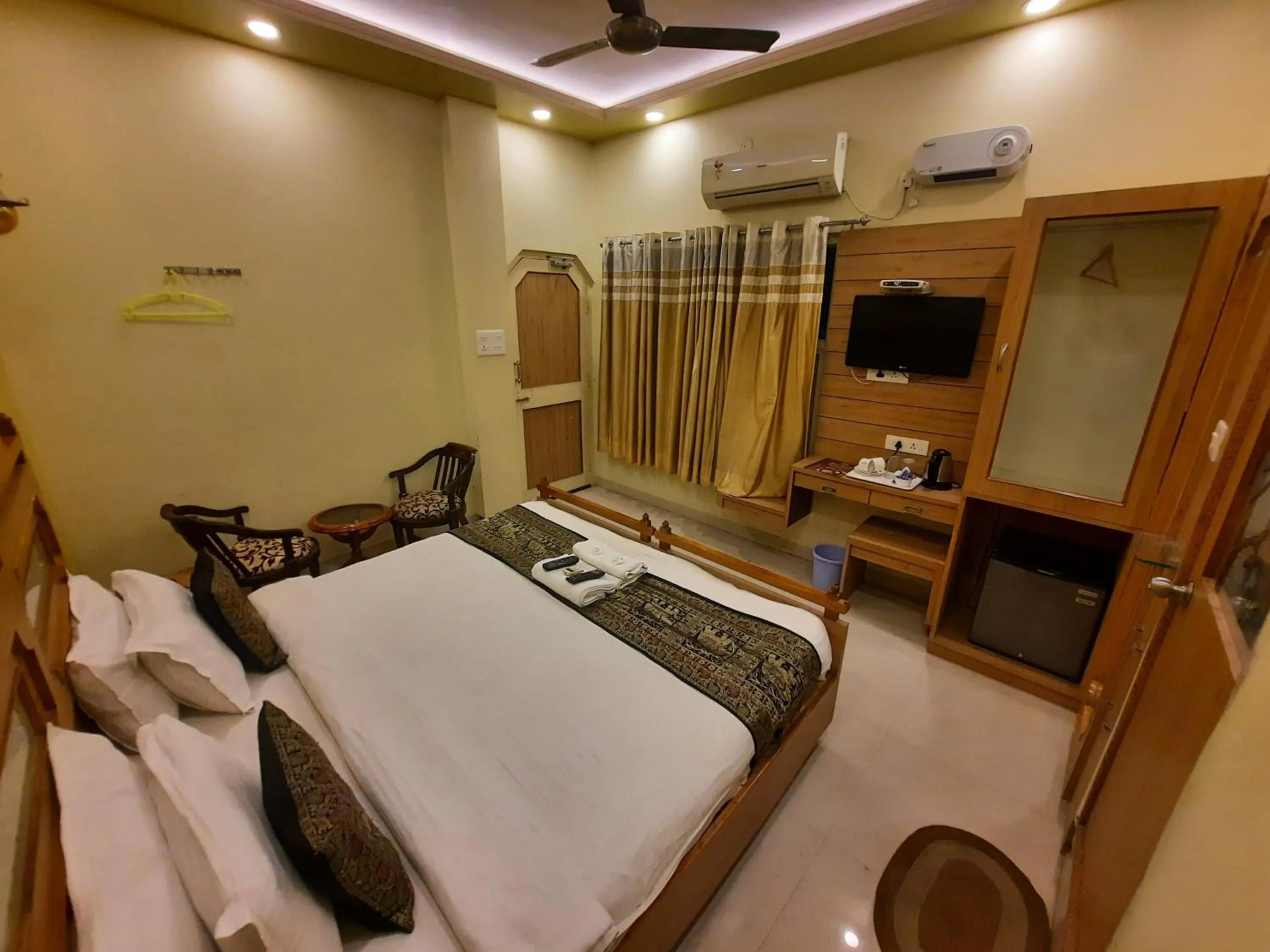 Photo of the whole room, Bed in Hotel Temple On Ganges