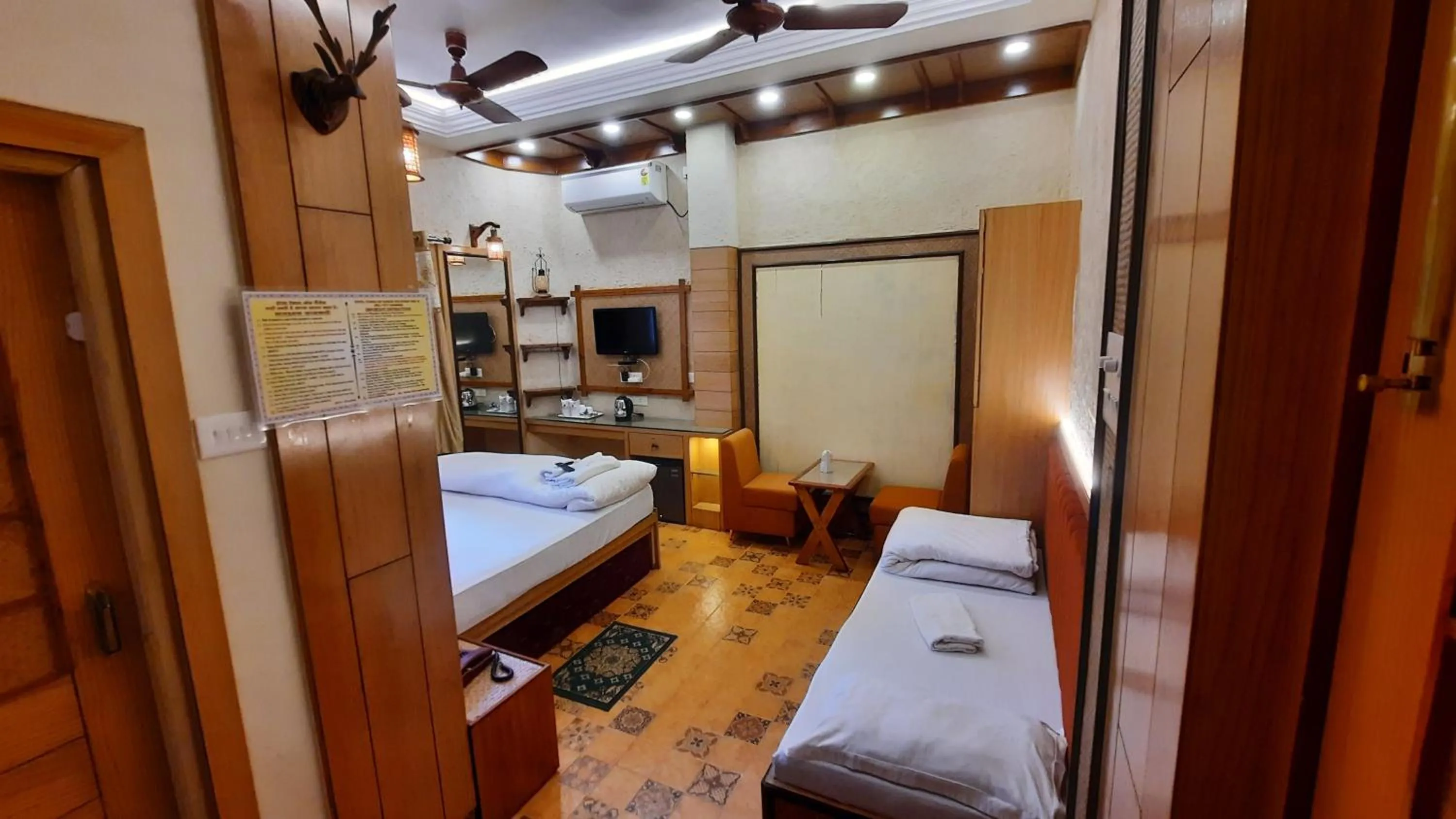 Bedroom, Bed in Hotel Temple On Ganges