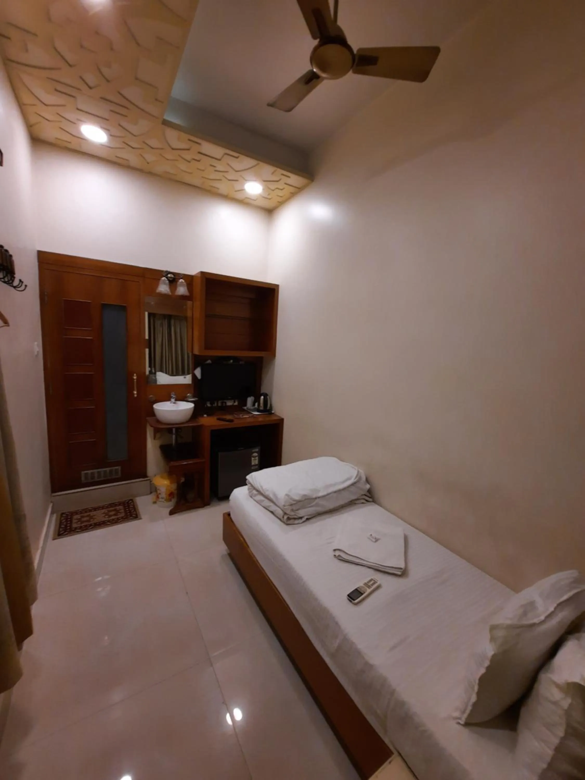 Photo of the whole room, Bed in Hotel Temple On Ganges