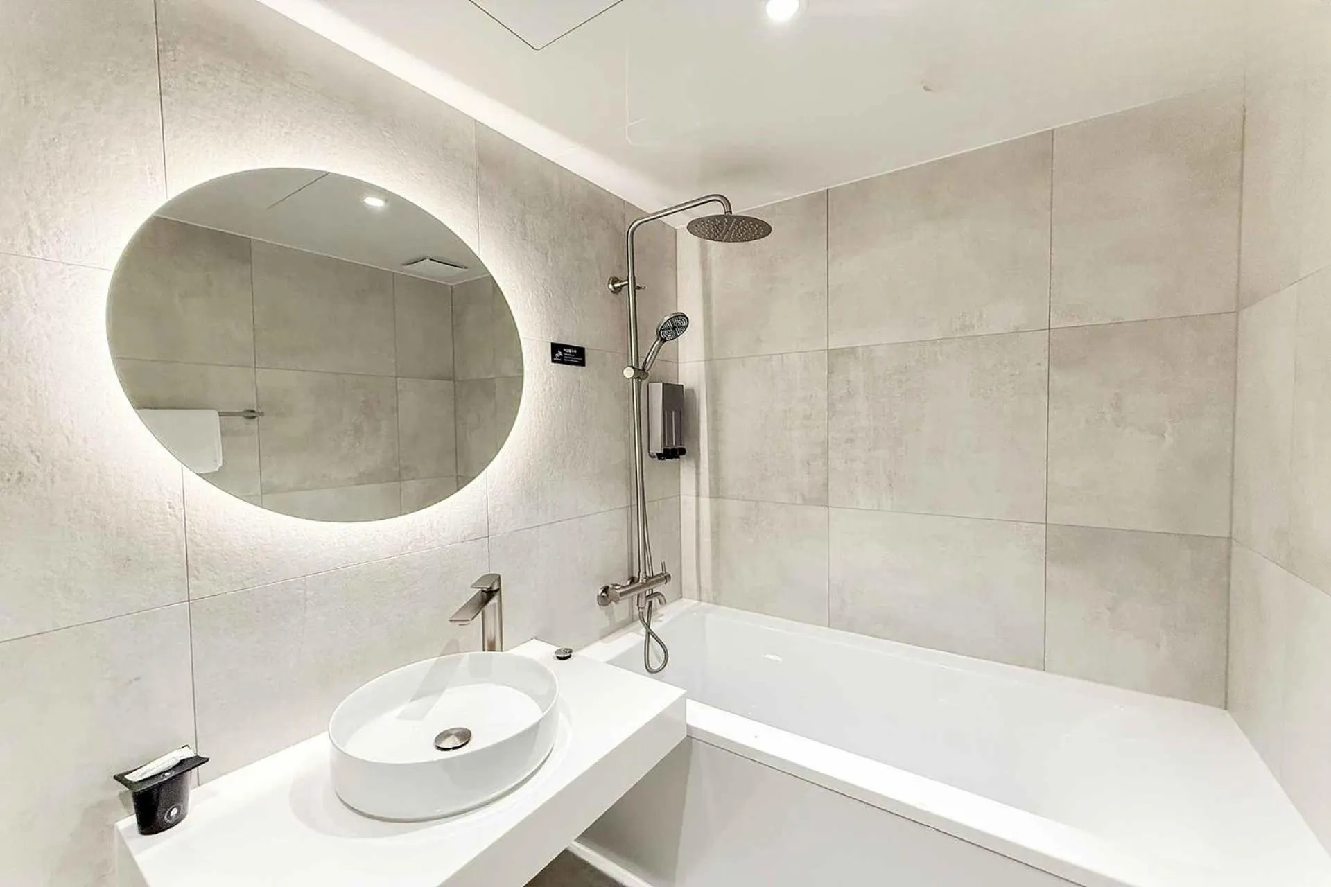 Shower in Sinchon Hotel GAEUL