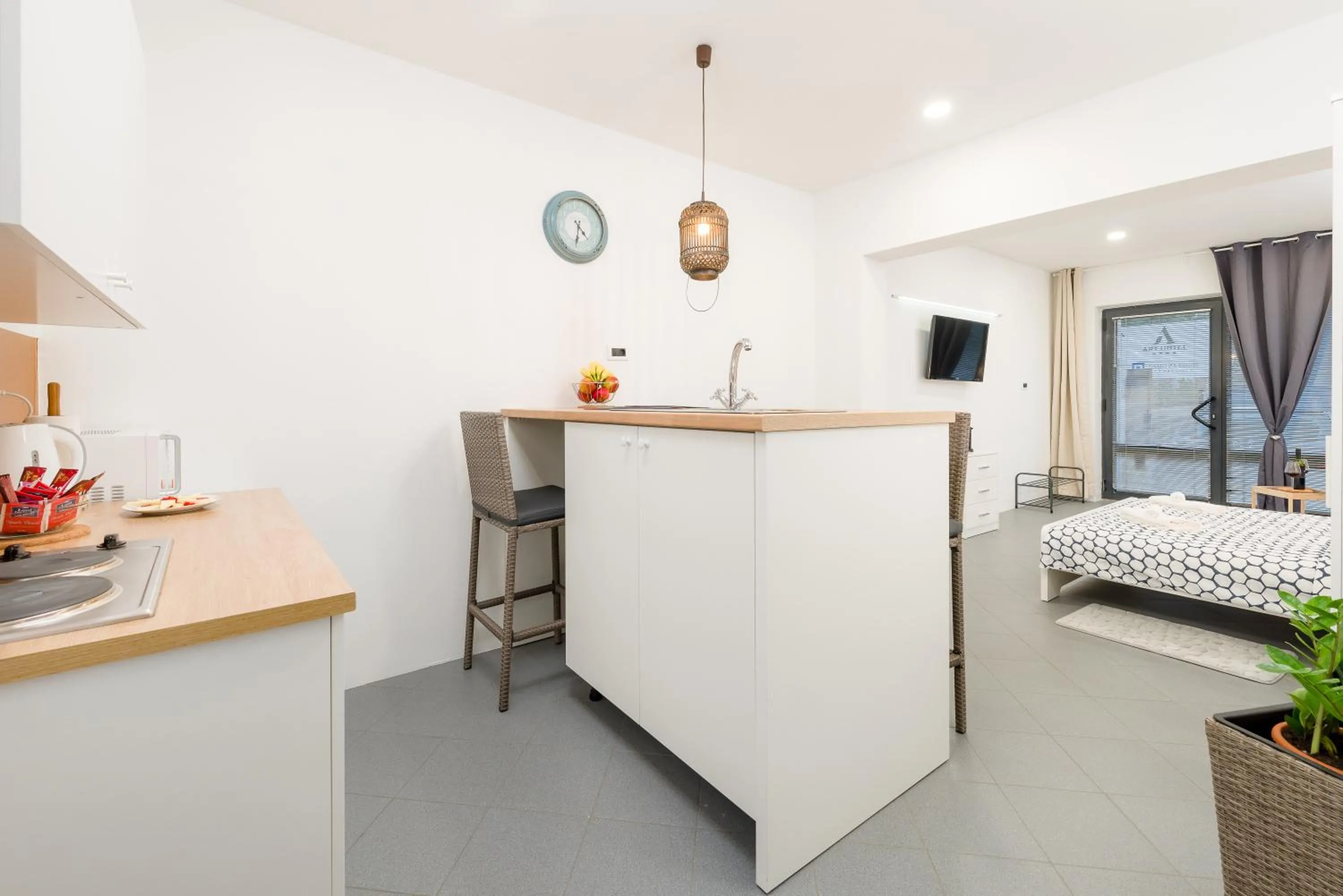 Kitchen or kitchenette, Bed in Studio apartment Sesula