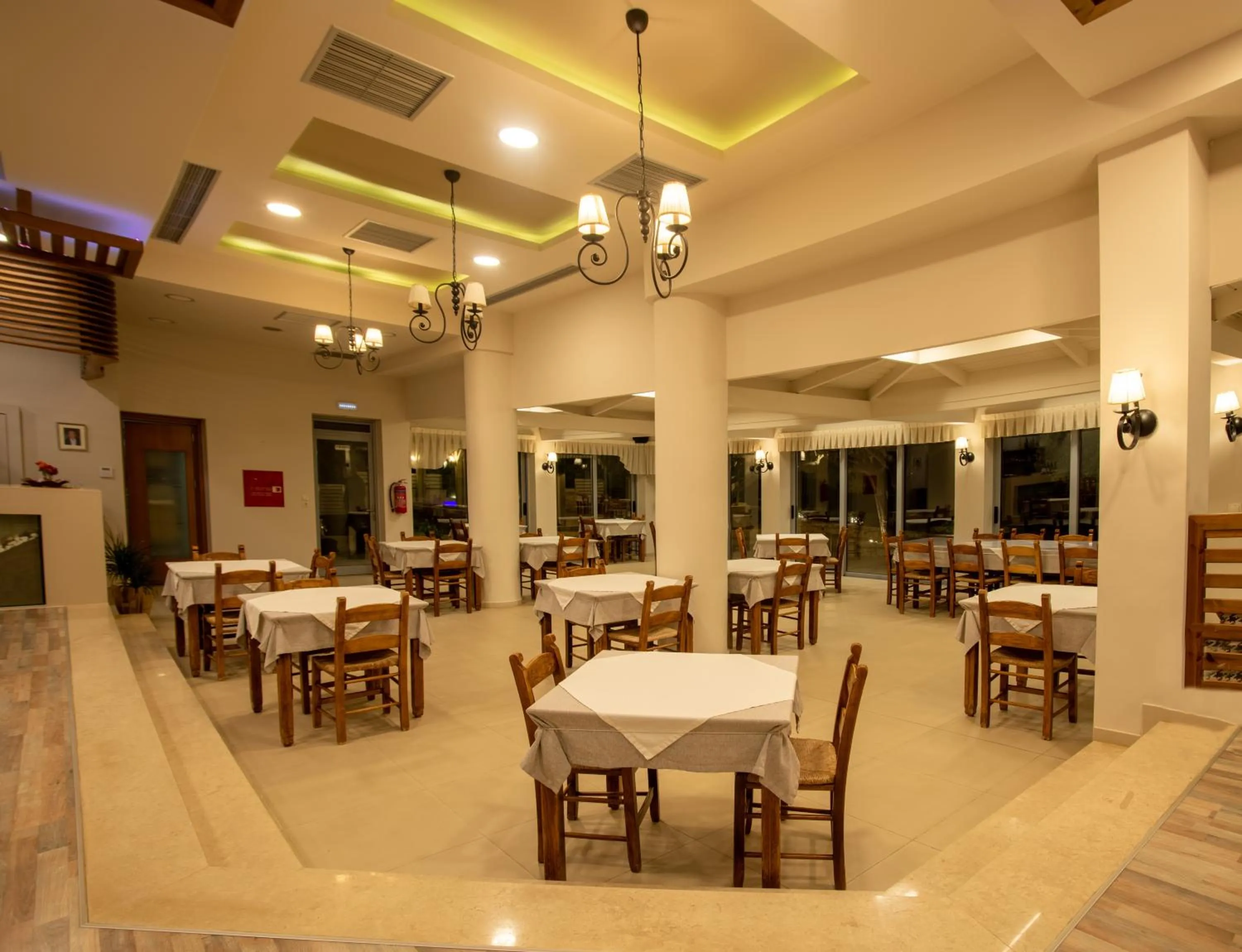 Restaurant/places to eat in Polyrizos Hotel