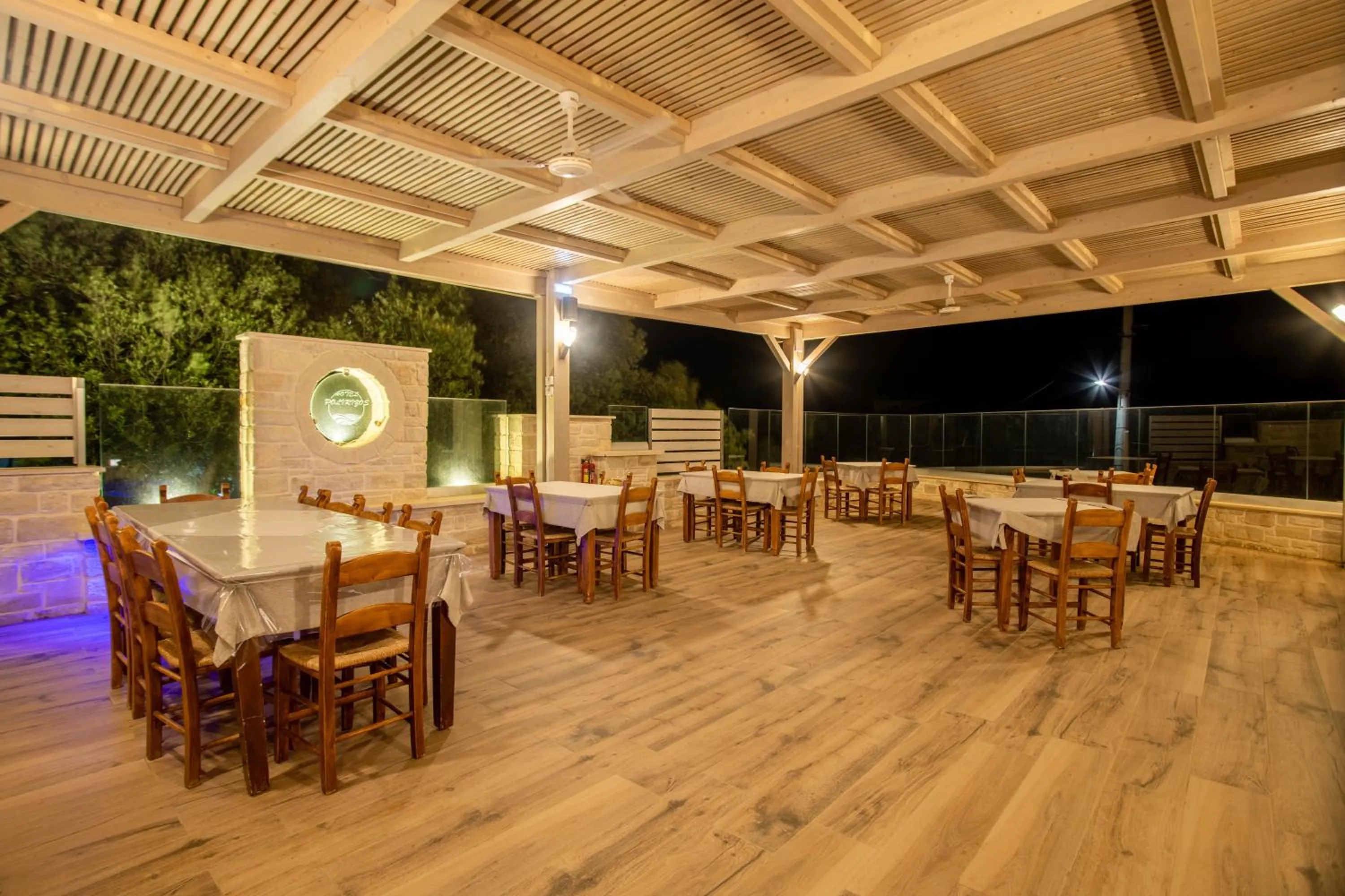 Restaurant/places to eat in Polyrizos Hotel