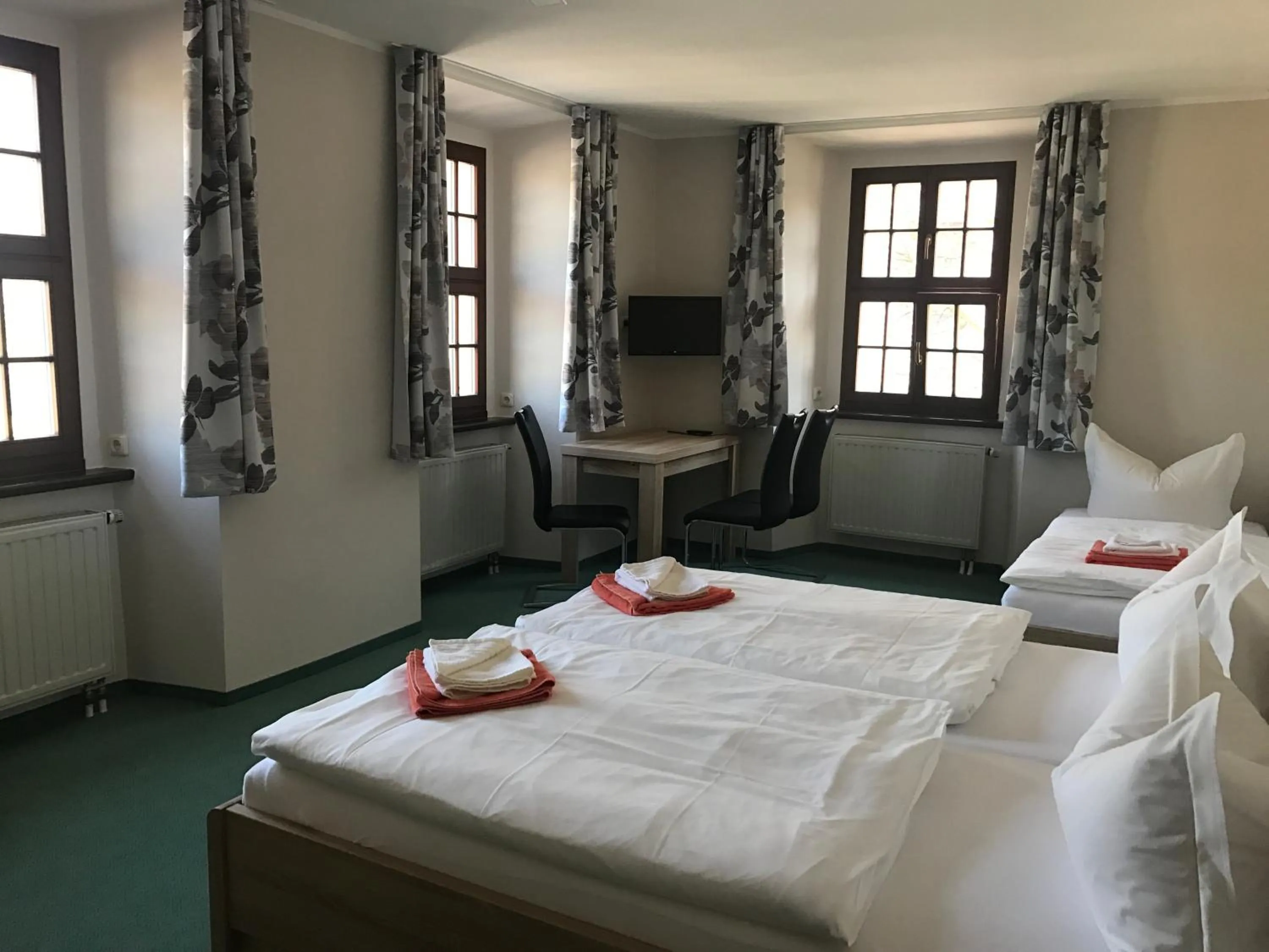 Photo of the whole room, Bed in Schlossgasthaus Lichtenwalde