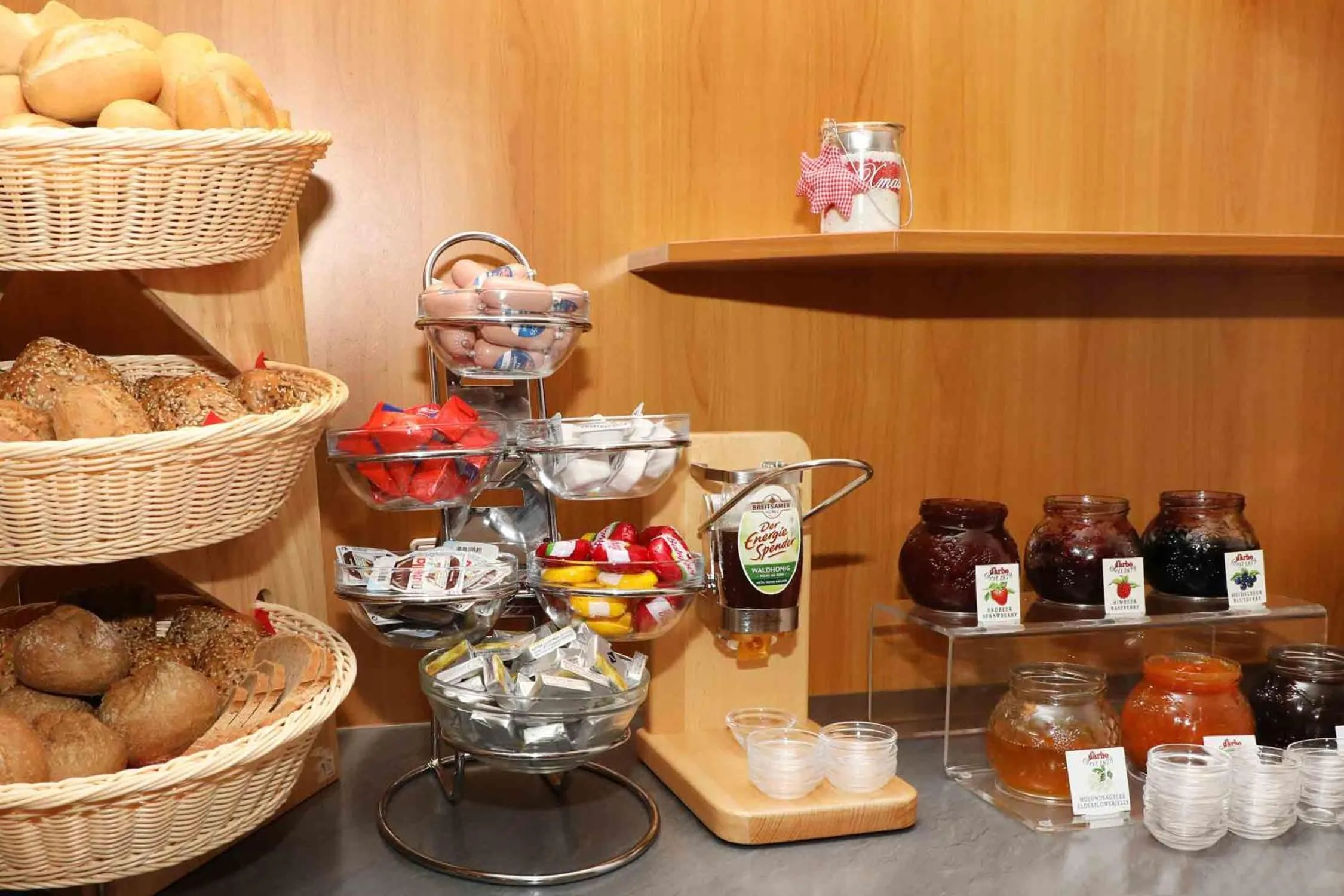 Buffet breakfast in Schlossgasthaus Lichtenwalde