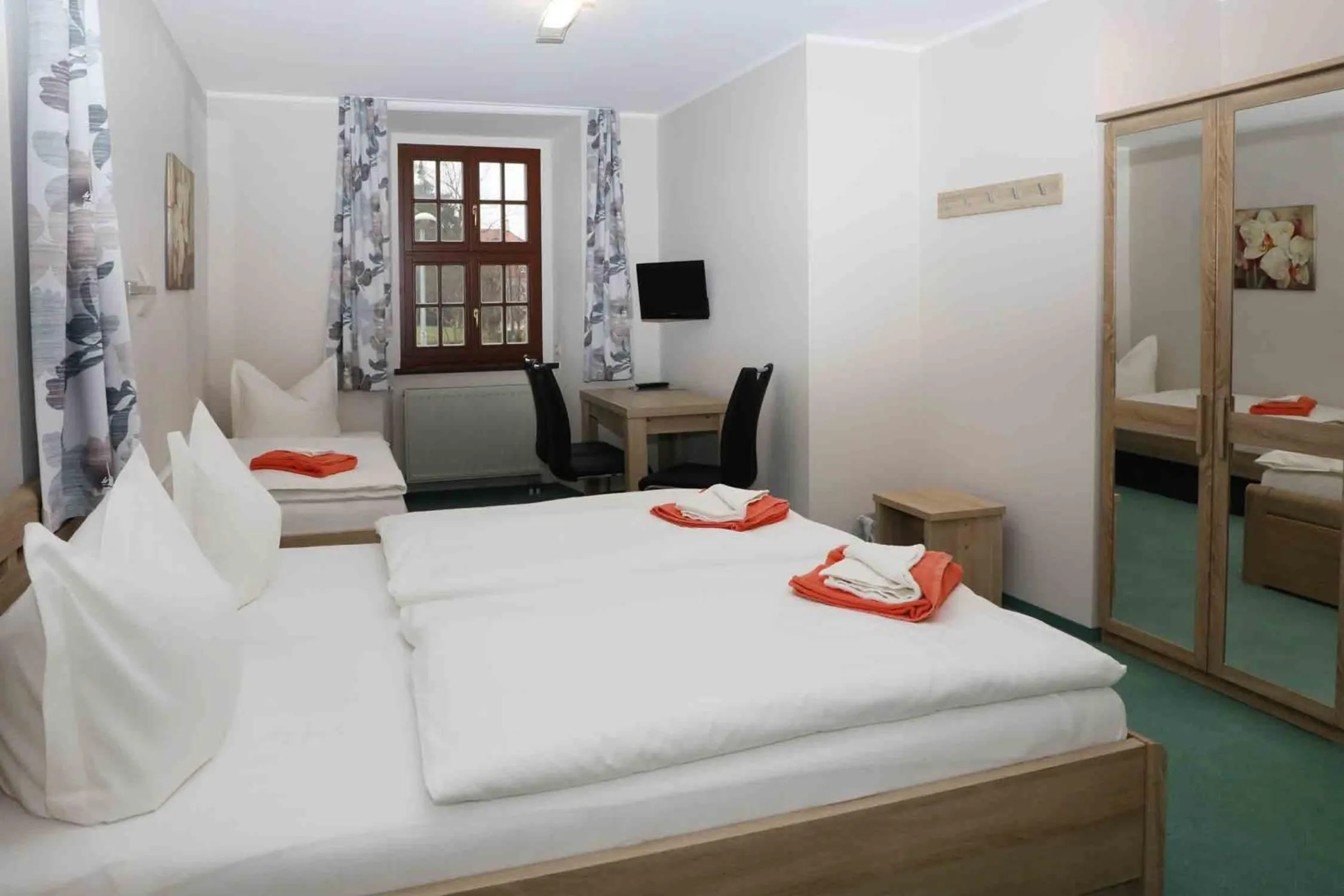 Photo of the whole room, Bed in Schlossgasthaus Lichtenwalde