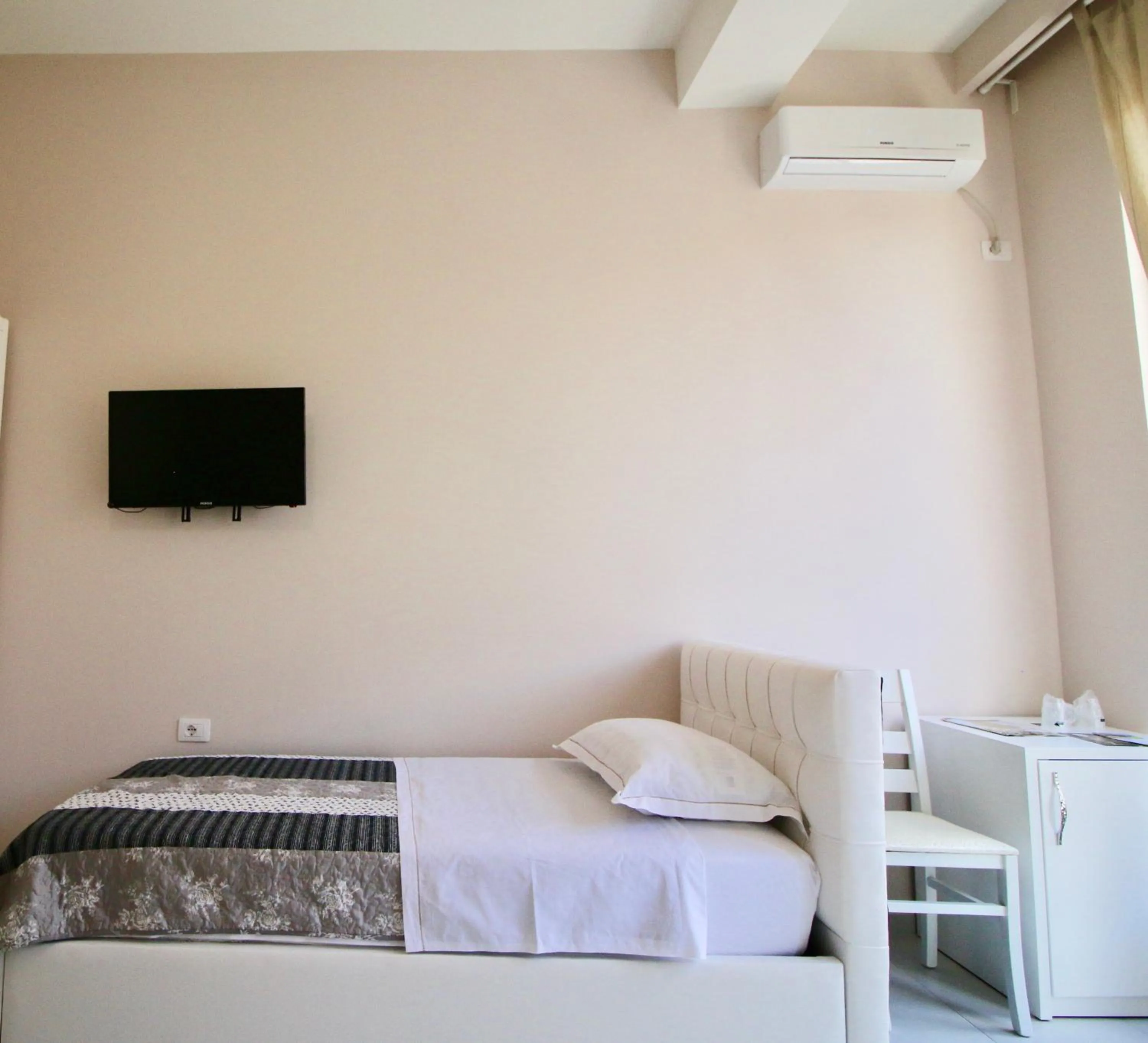 Communal lounge/ TV room, Bed in Hotel Orestiada