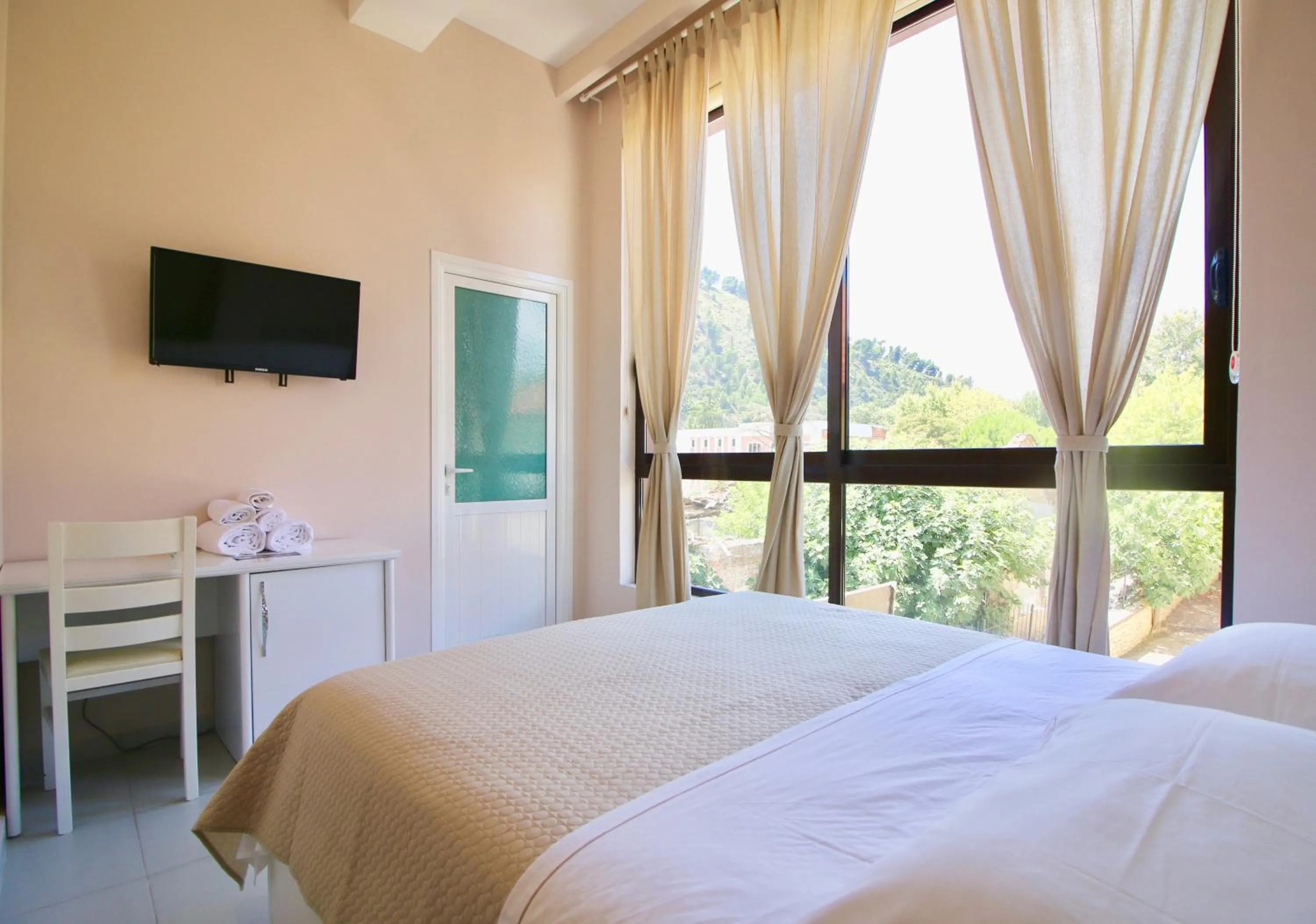 Communal lounge/ TV room, Bed in Hotel Orestiada