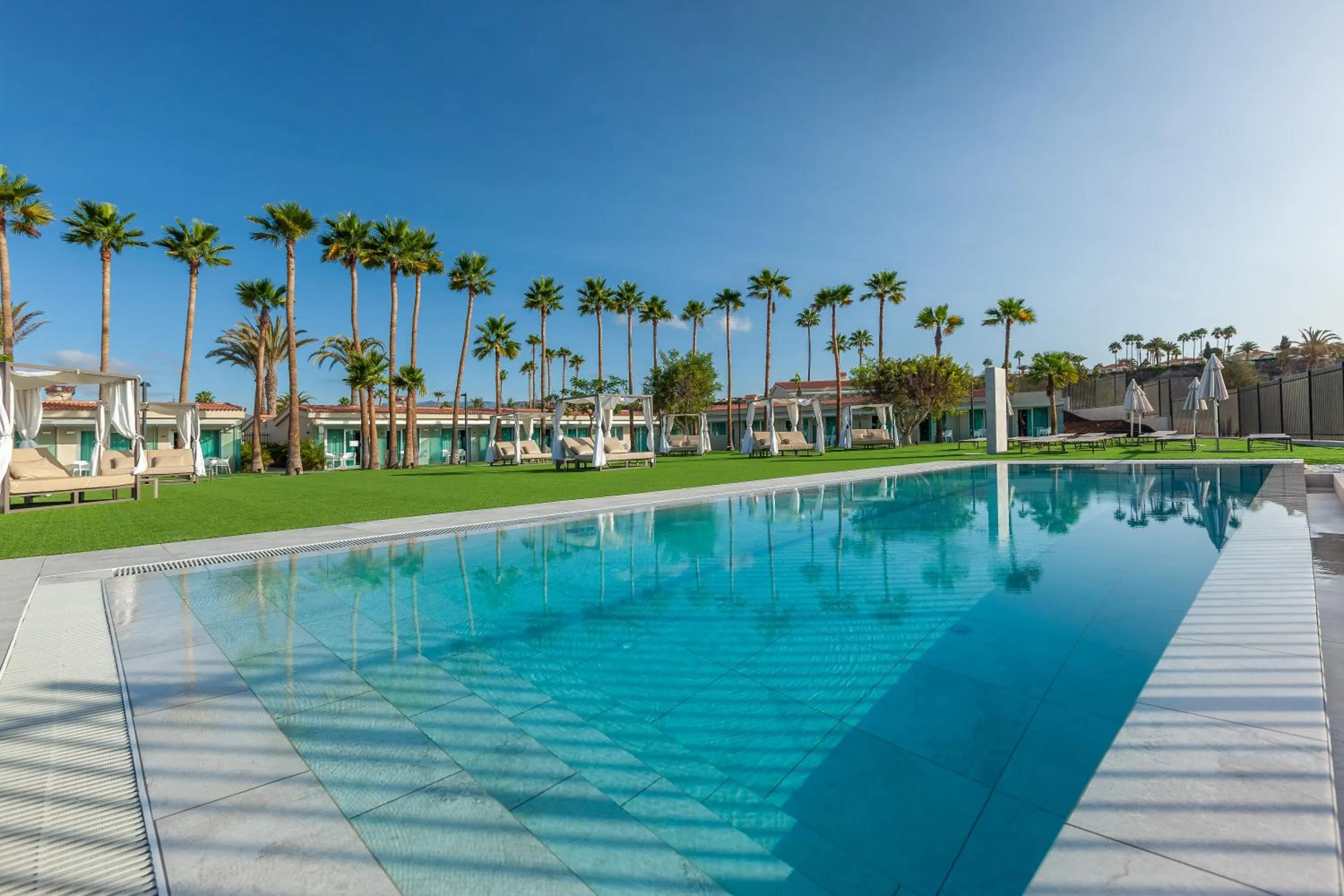 Swimming pool in Kumara Serenoa By Lopesan Hotels