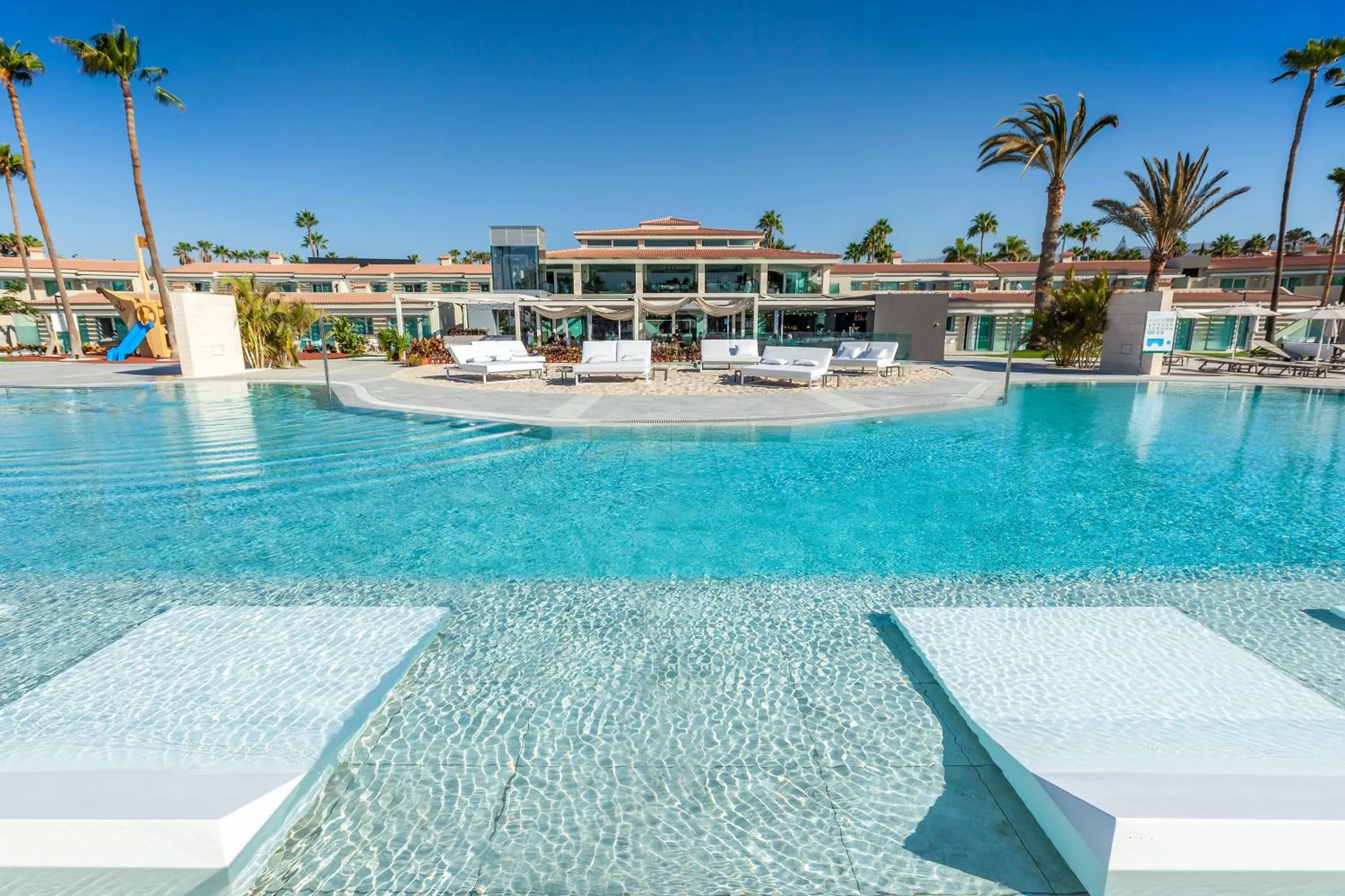 Swimming pool in Kumara Serenoa By Lopesan Hotels