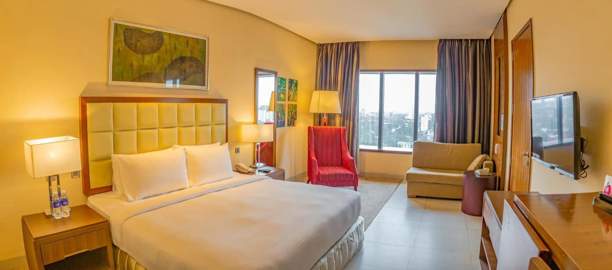 Photo of the whole room, Bed in Holiday Inn Cochin by IHG