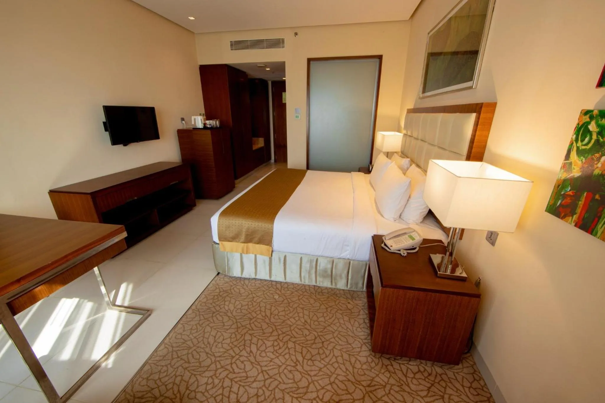 Photo of the whole room, Bed in Holiday Inn Cochin by IHG