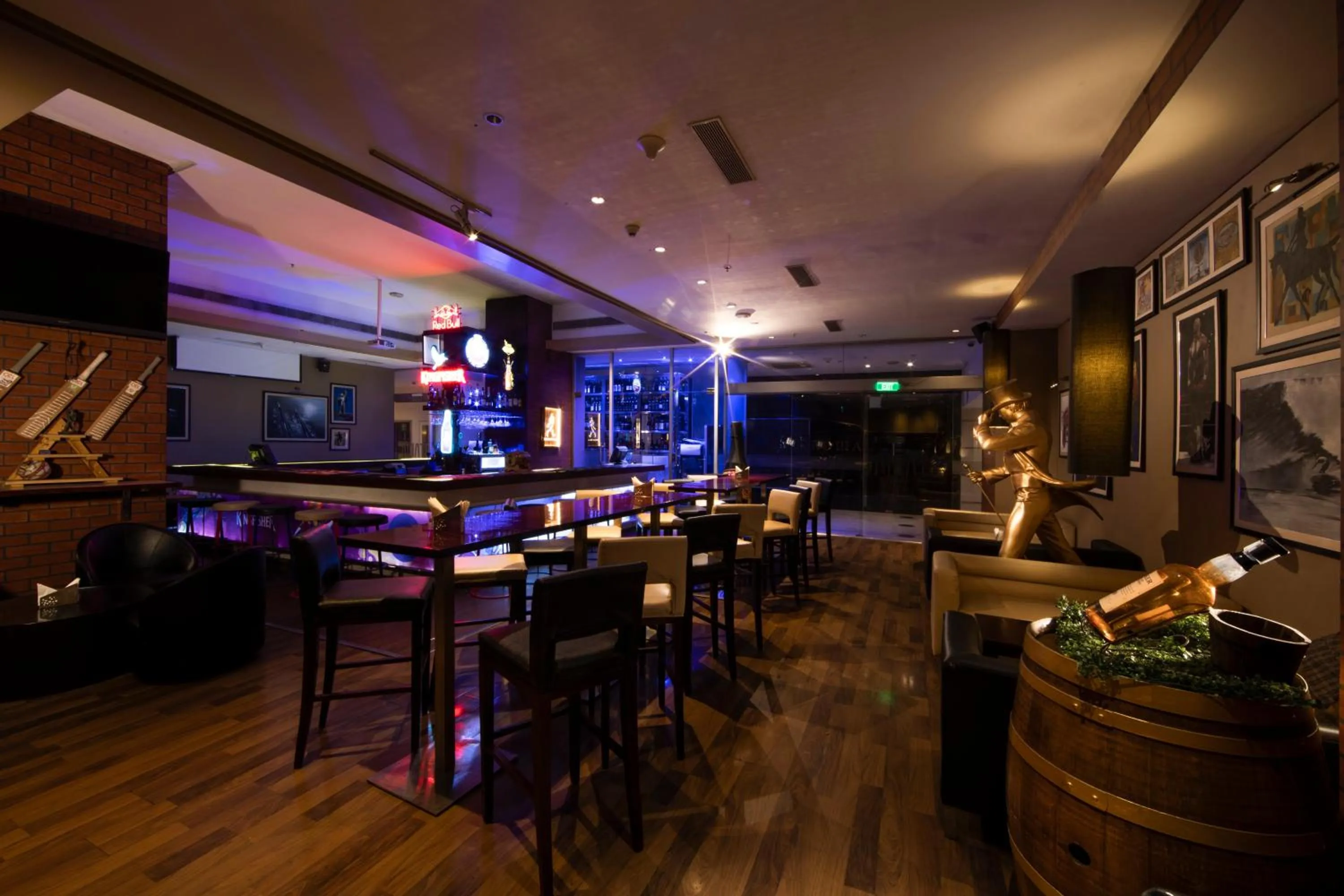 Lounge or bar in Holiday Inn Cochin by IHG