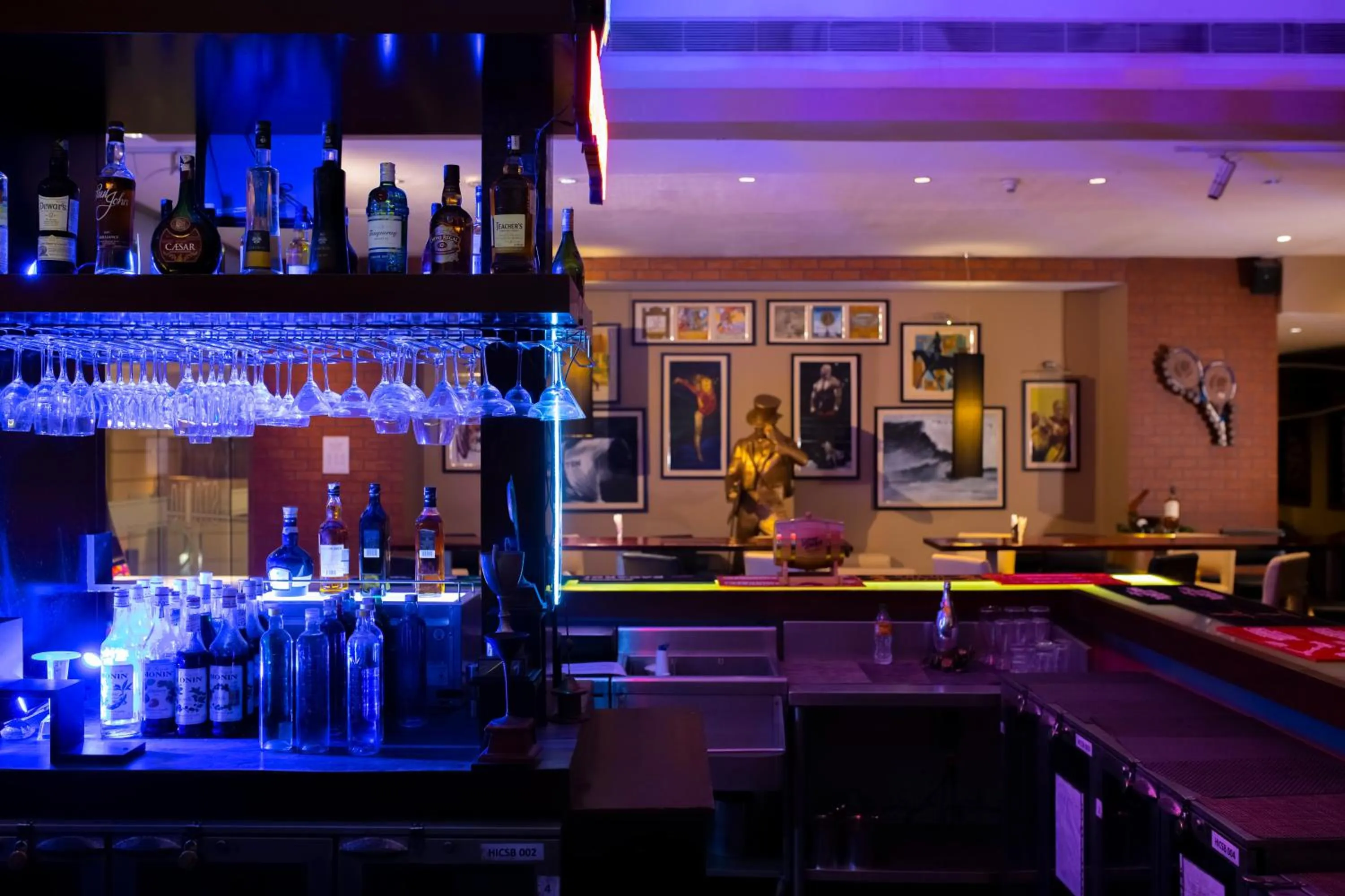Lounge or bar in Holiday Inn Cochin by IHG