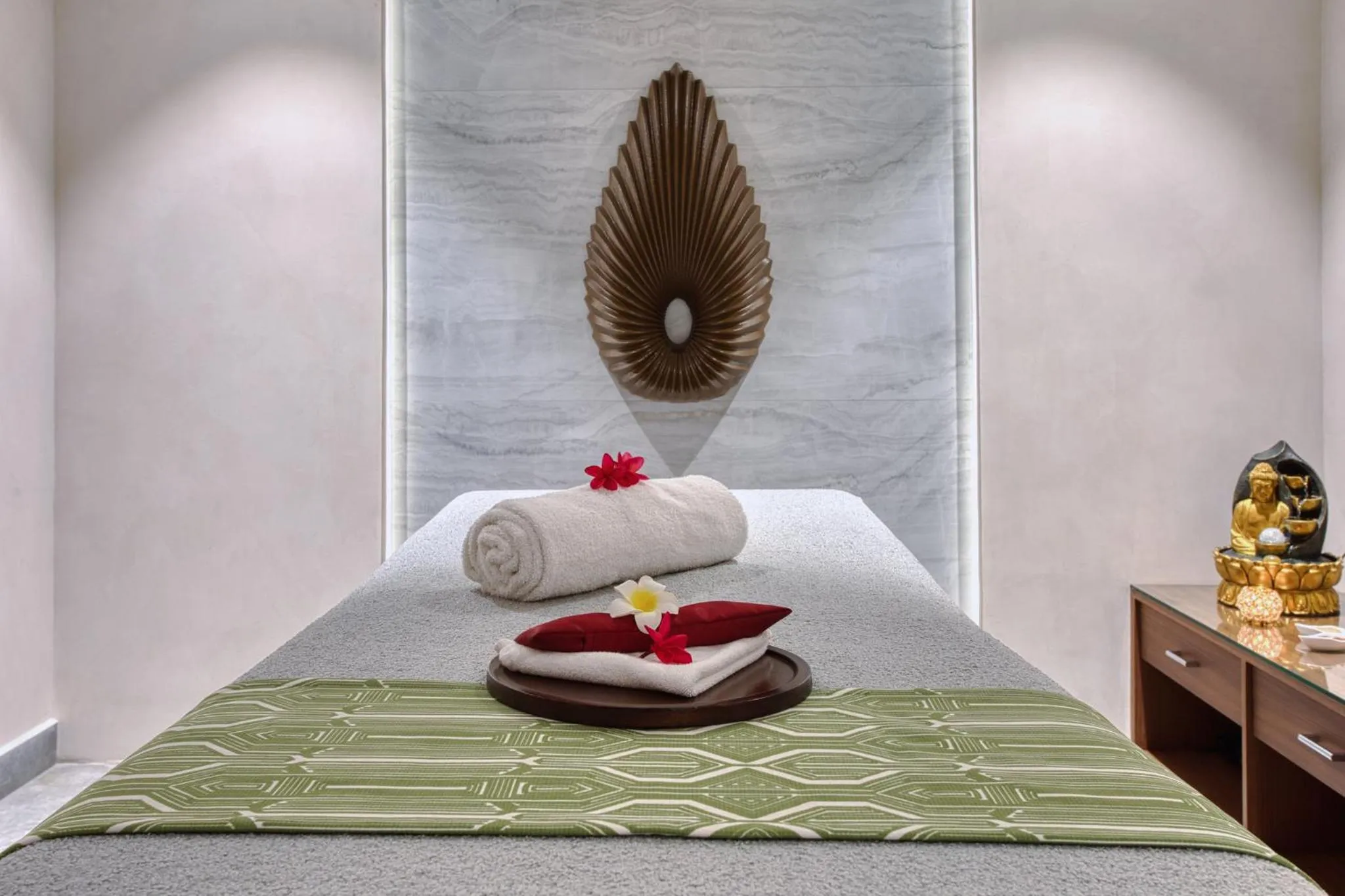 Spa and wellness centre/facilities, Bed in Holiday Inn Cochin by IHG
