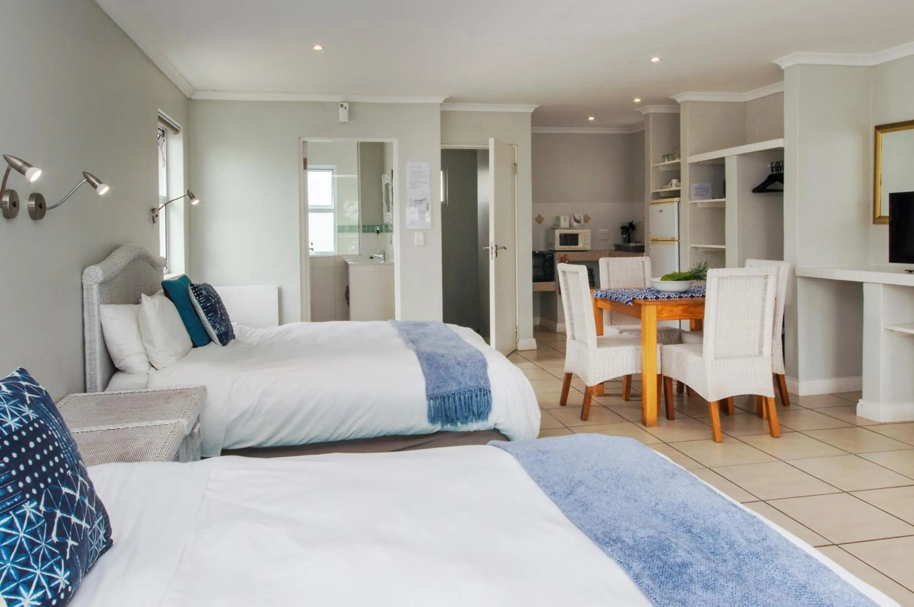 Kitchen or kitchenette, Bed in Cape St Francis Resort