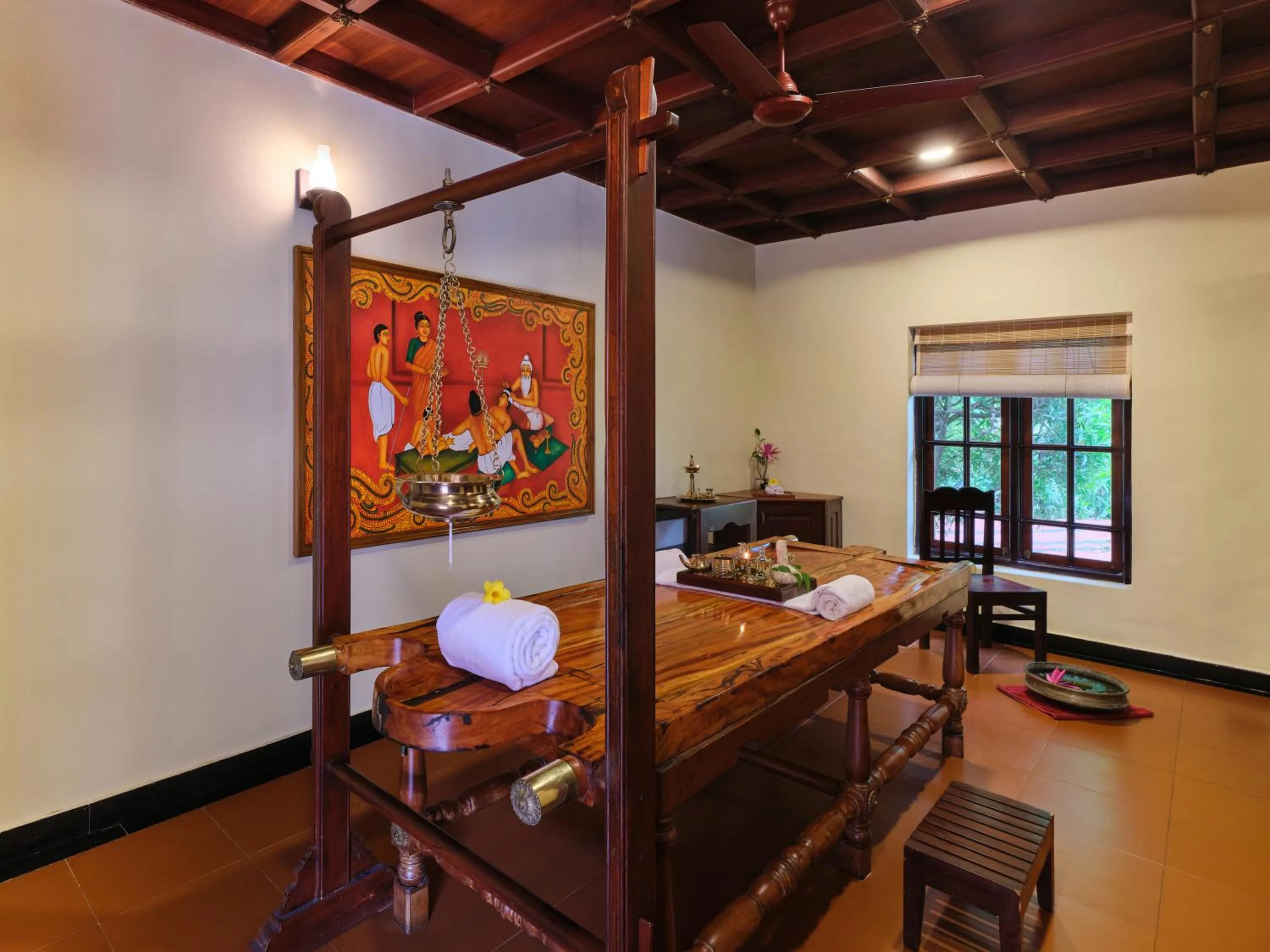 Bed in Sterling Lake Palace Alleppey