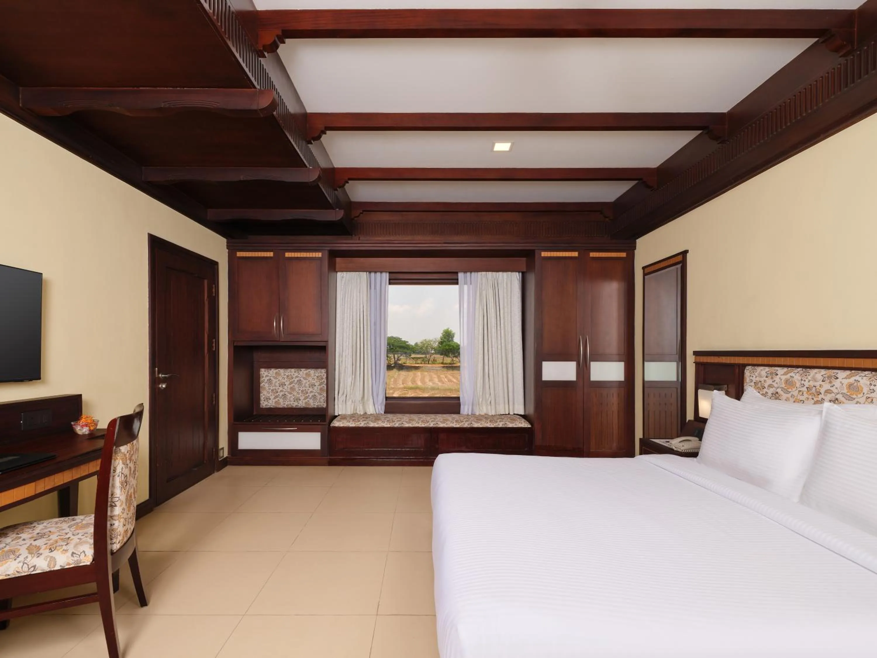 Bed in Sterling Lake Palace Alleppey