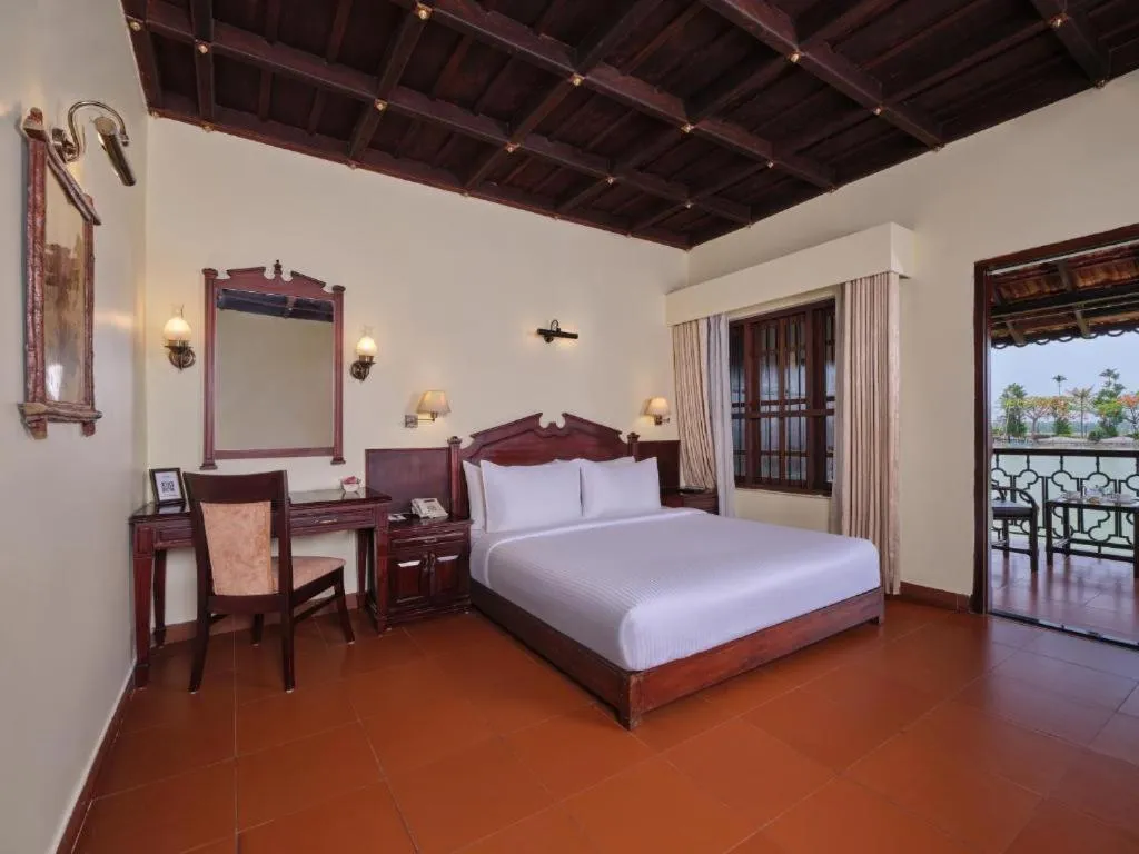 Bed in Sterling Lake Palace Alleppey