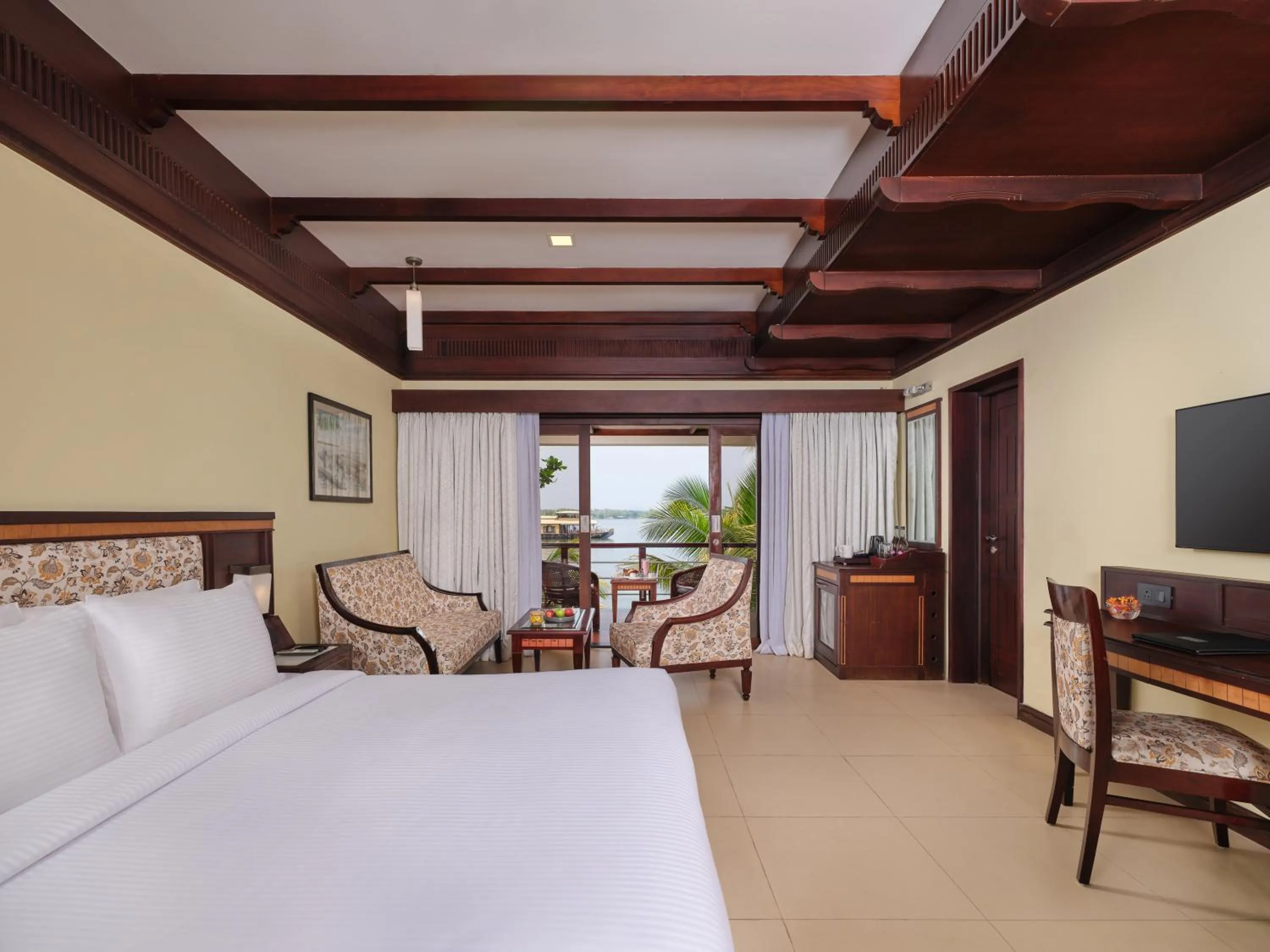 Bed in Sterling Lake Palace Alleppey