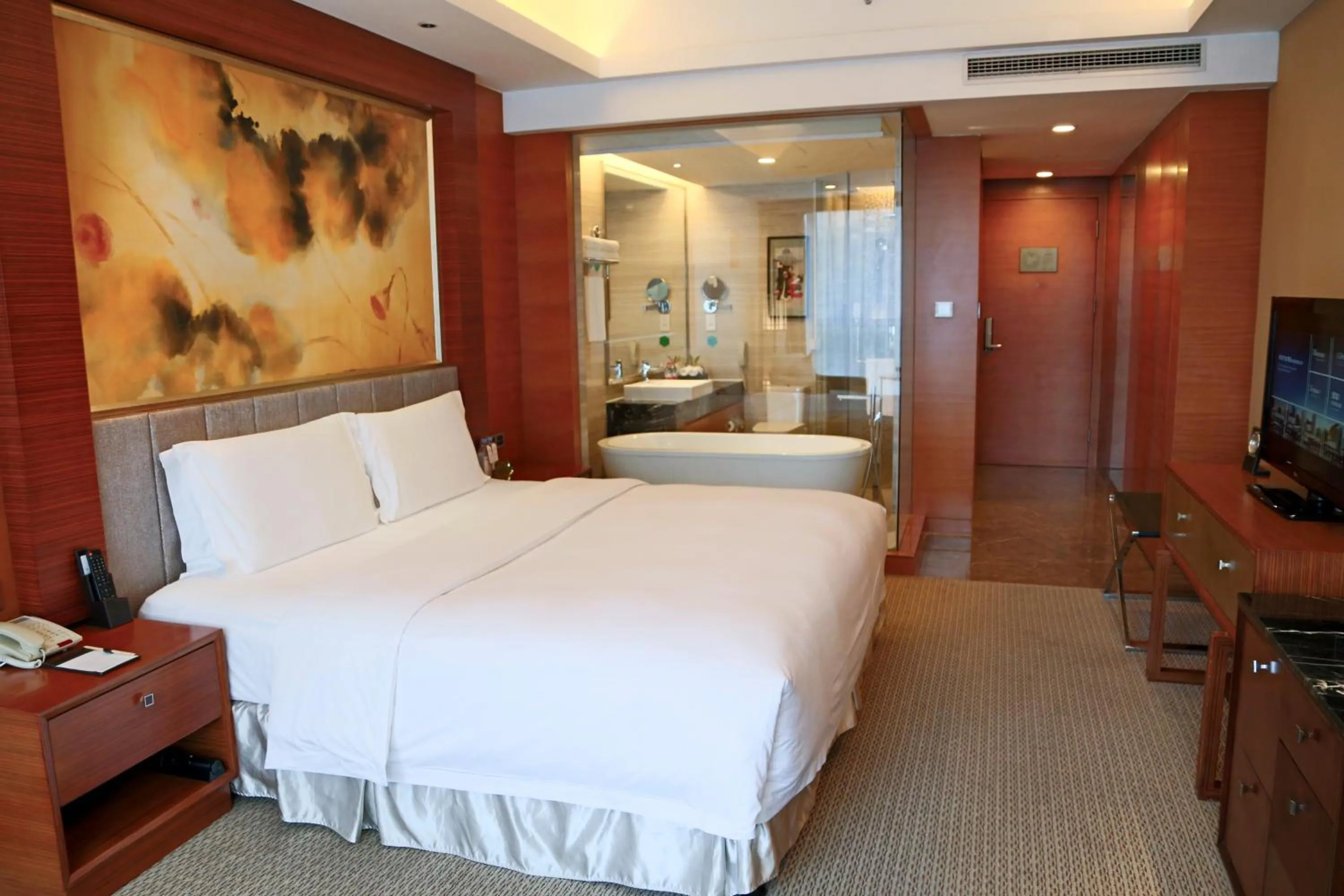 Photo of the whole room, Bed in Grand Skylight International Hotel Shenzhen Guanlan, Near Metro Station, Huawei, Foxcnn, Shenzhen North Railway
